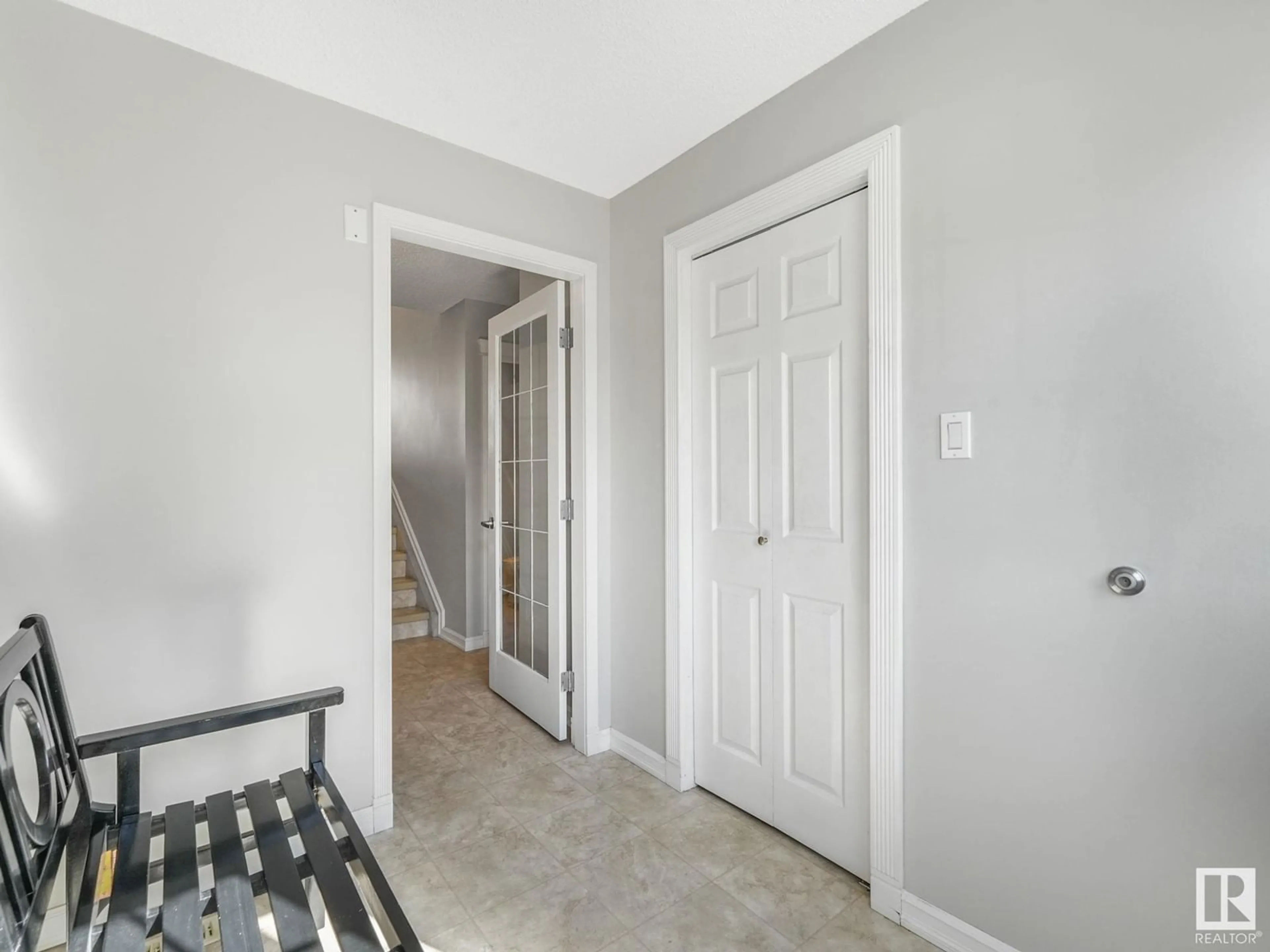 Indoor entryway for 46 GRANDVIEW RG, St. Albert Alberta T8N1T3