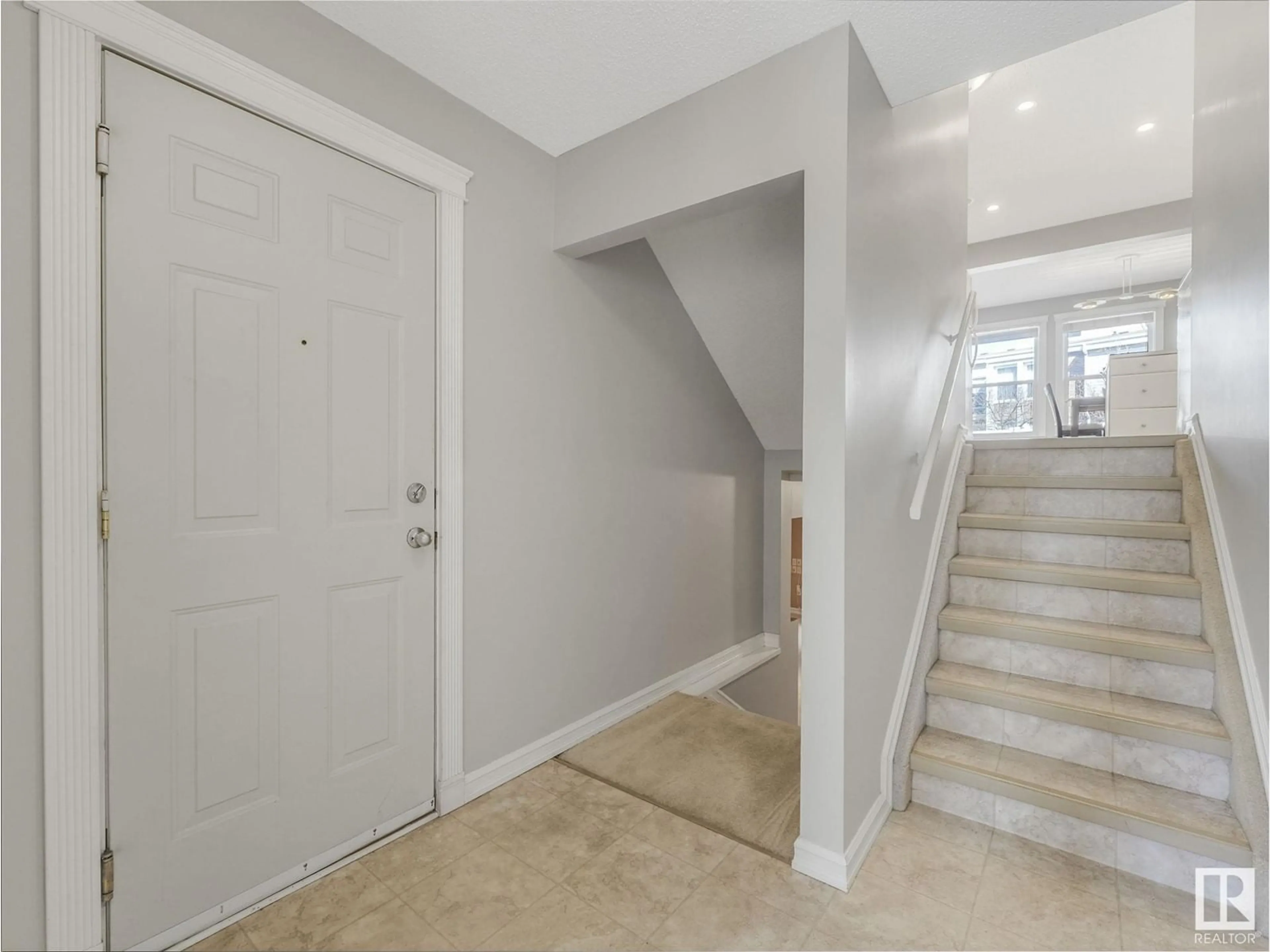 Indoor entryway for 46 GRANDVIEW RG, St. Albert Alberta T8N1T3