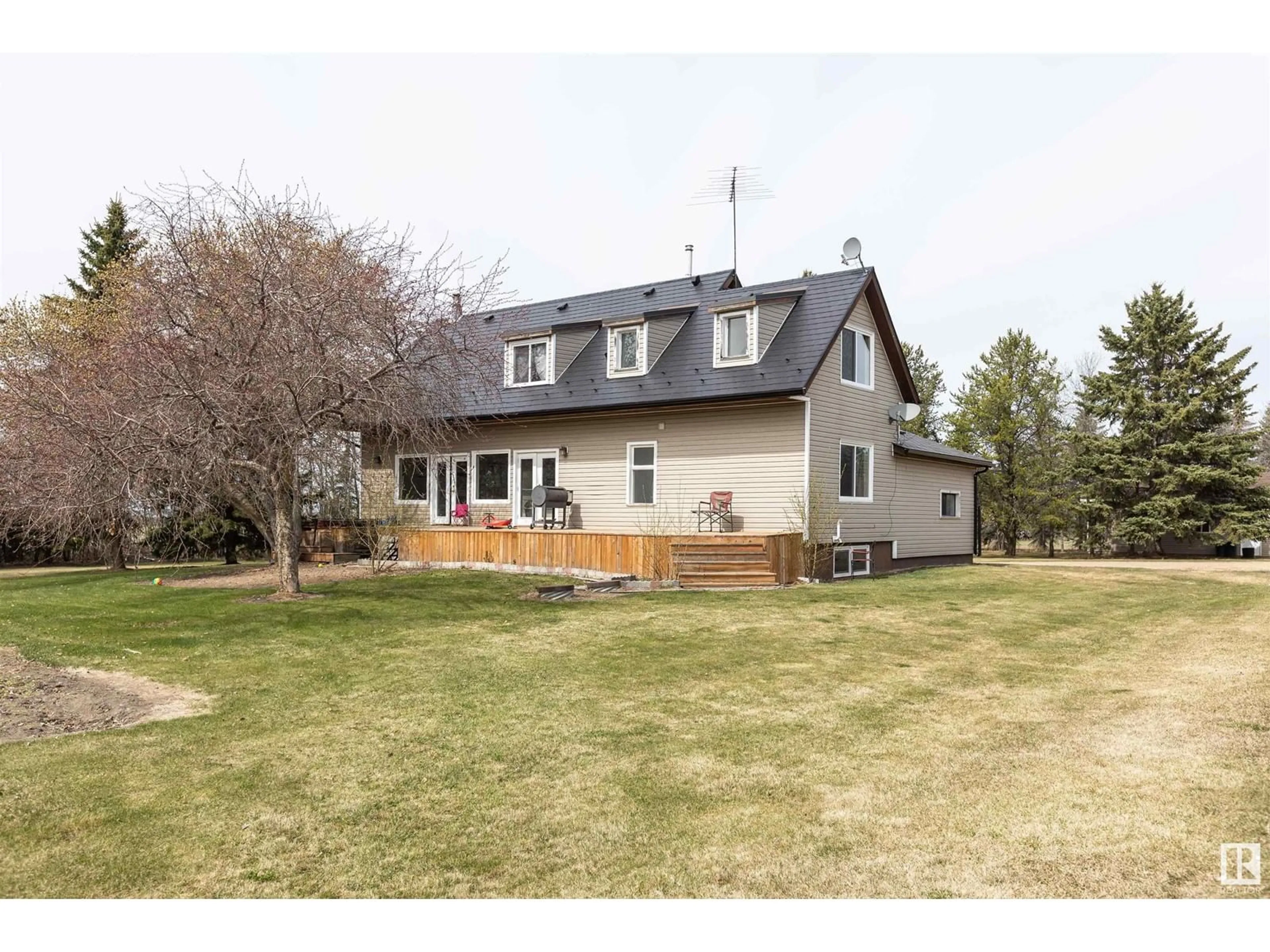 A pic from outside/outdoor area/front of a property/back of a property/a pic from drone, unknown for 1115 HWY 18, Rural Westlock County Alberta T7P2P6