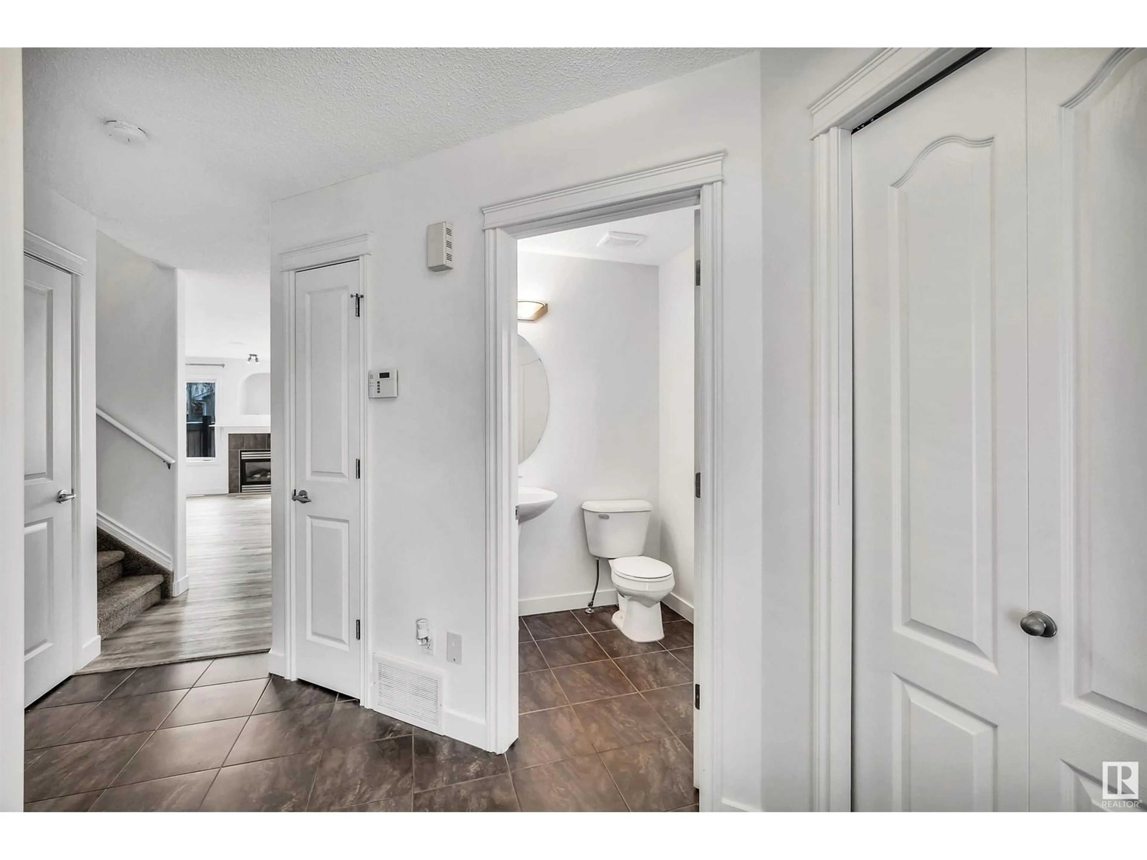 Indoor entryway for 17129 7A AV, Edmonton Alberta T6W0M5