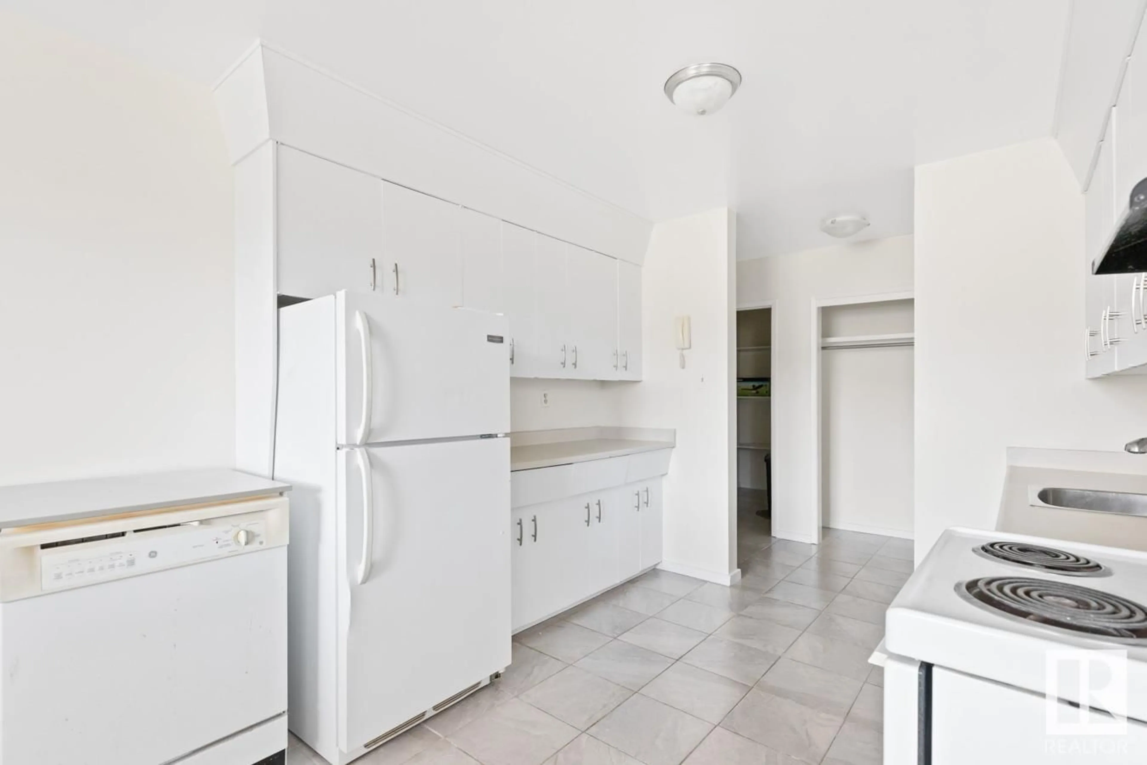 Standard kitchen, ceramic/tile floor for 10118 82 ST, Edmonton Alberta T6A3M2