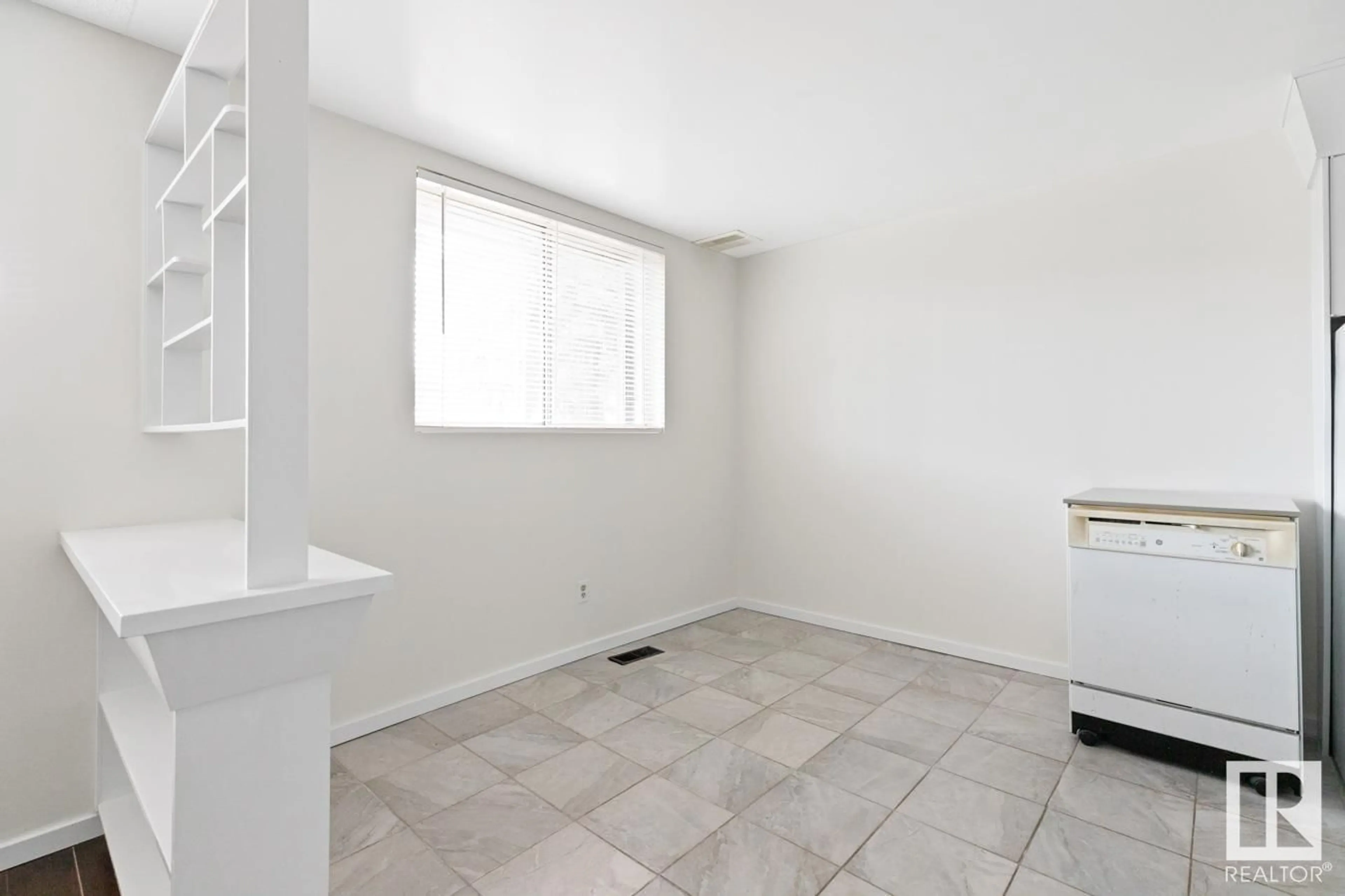 A pic of a room for 10118 82 ST, Edmonton Alberta T6A3M2