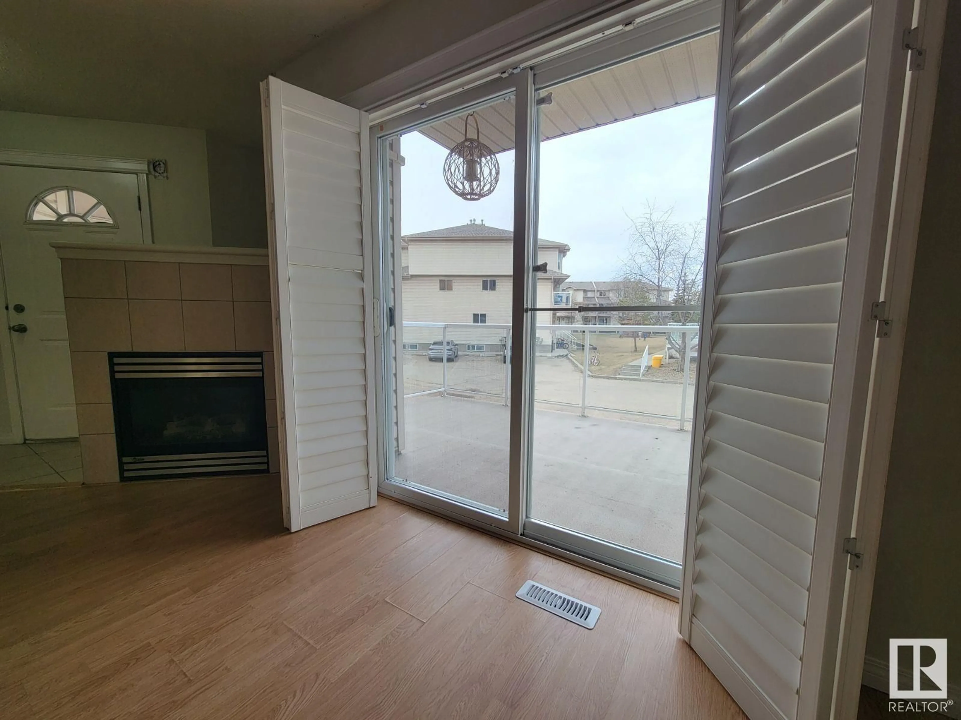 A pic of a room for #10 - 2505 42 ST, Edmonton Alberta T6L7G8