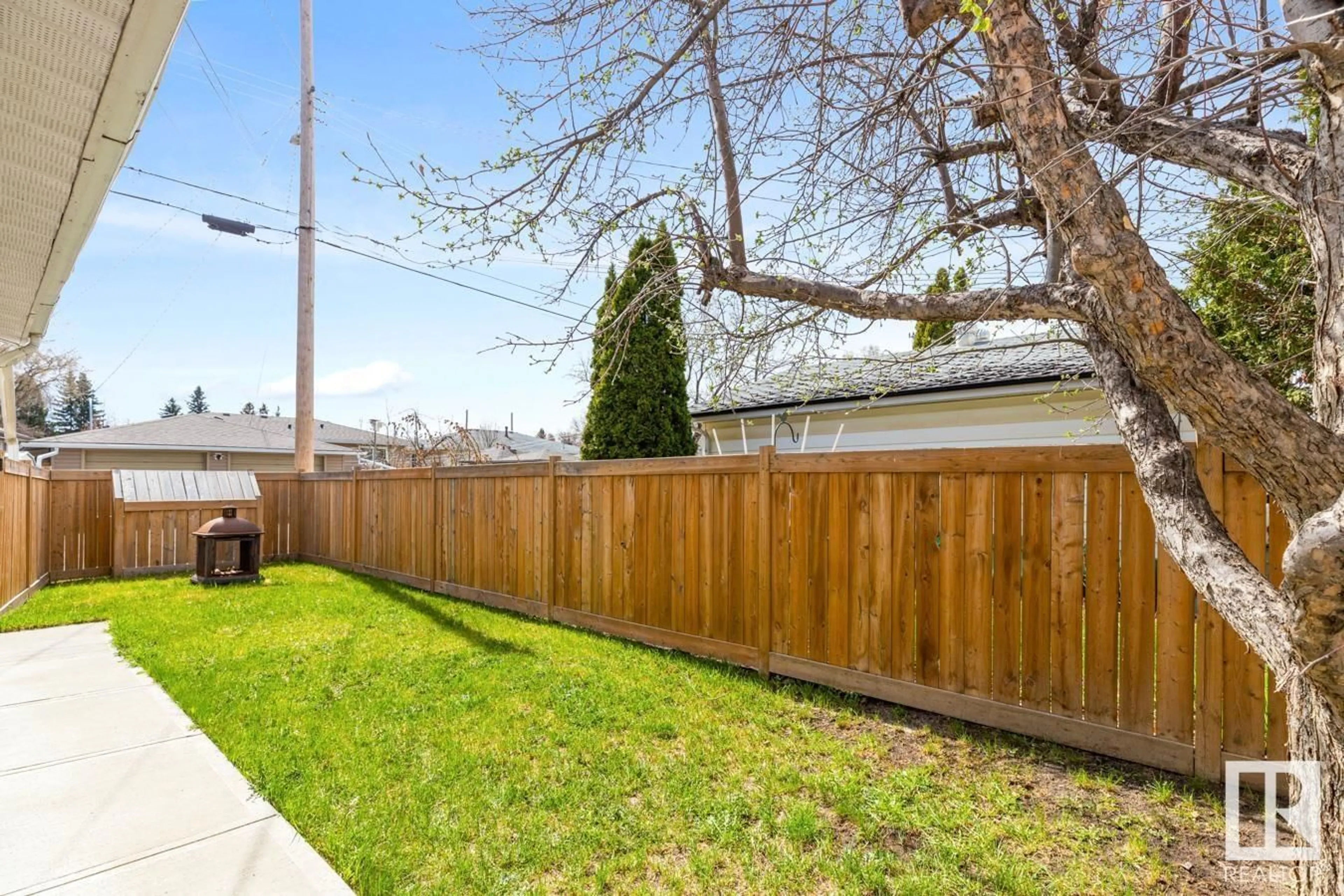 Patio, street for 8735 92 AV, Edmonton Alberta T6C1S2