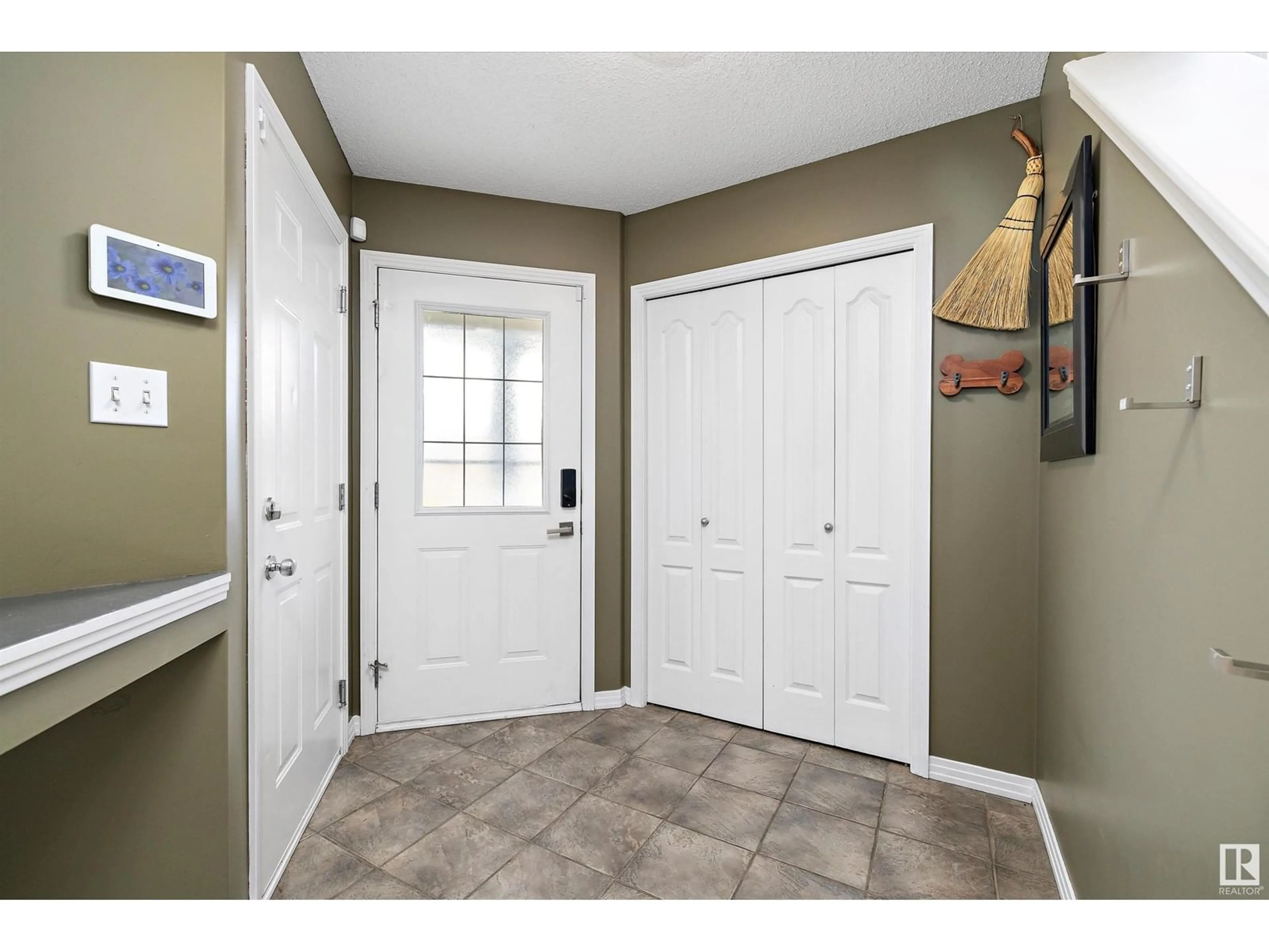Indoor entryway for 15112 43 ST, Edmonton Alberta T5Y3A9