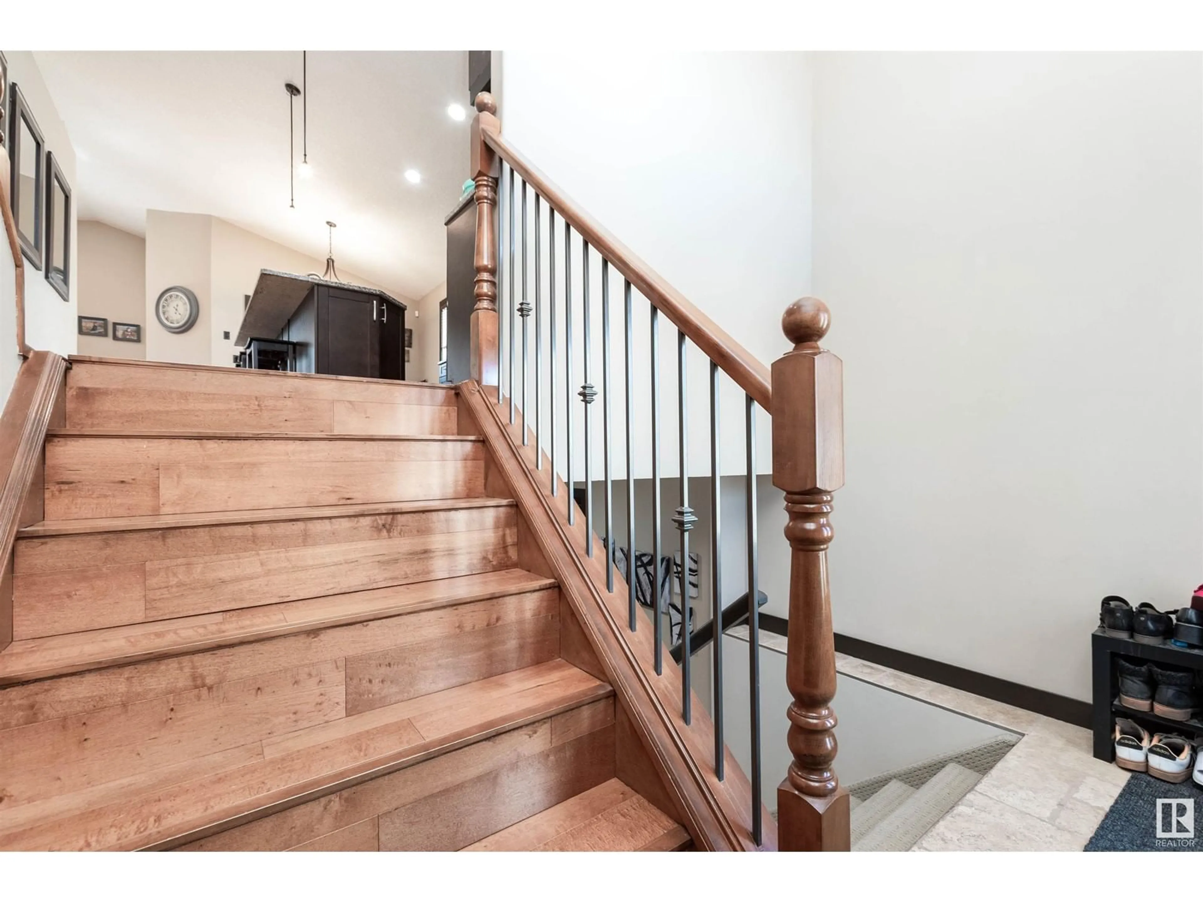 Stairs for 531 SUNCREST LN, Sherwood Park Alberta T8H0E9