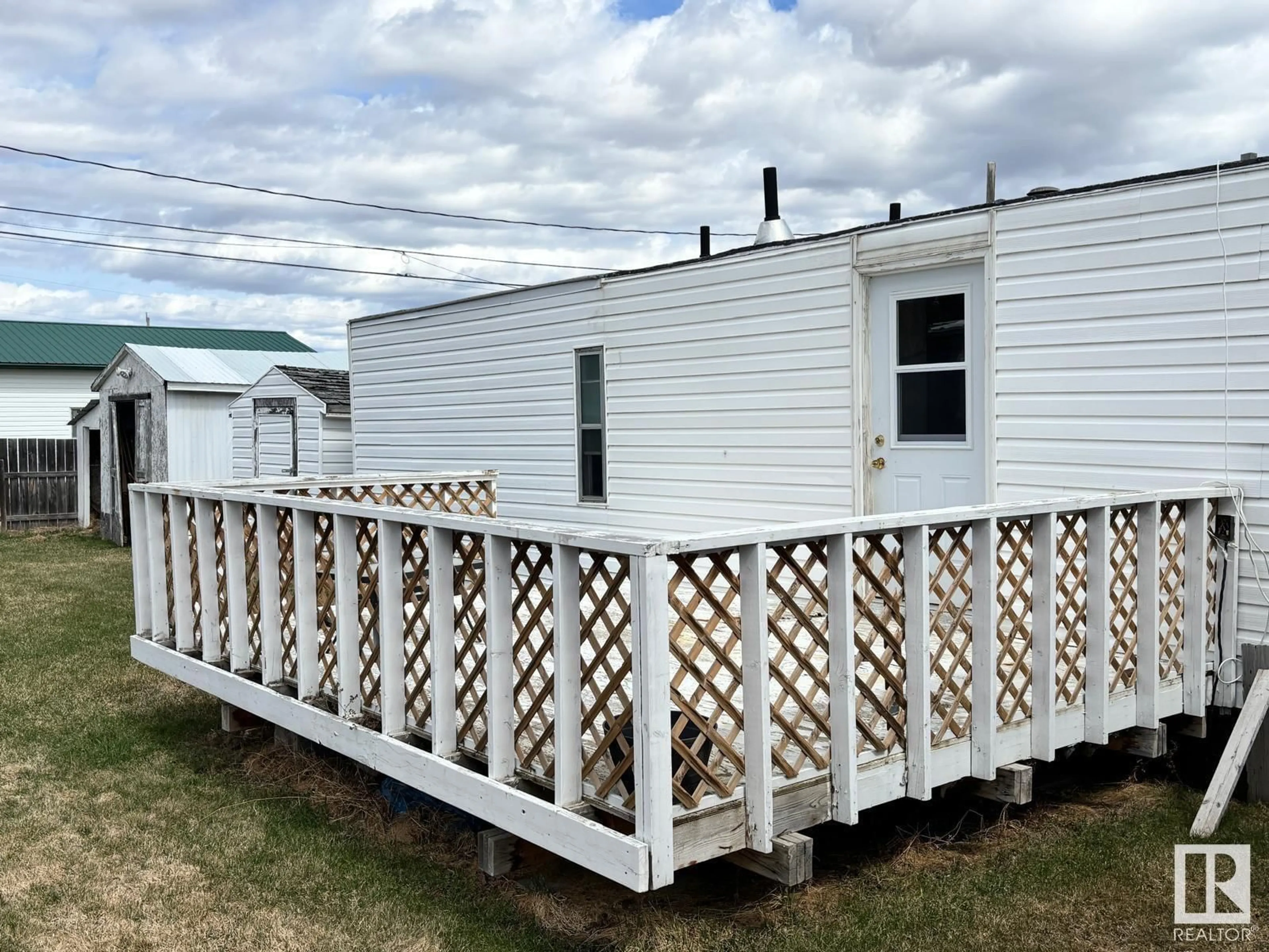 Home with vinyl exterior material, unknown for 204 COUNTRYSTYLE MHP, Drayton Valley Alberta T7A1L7