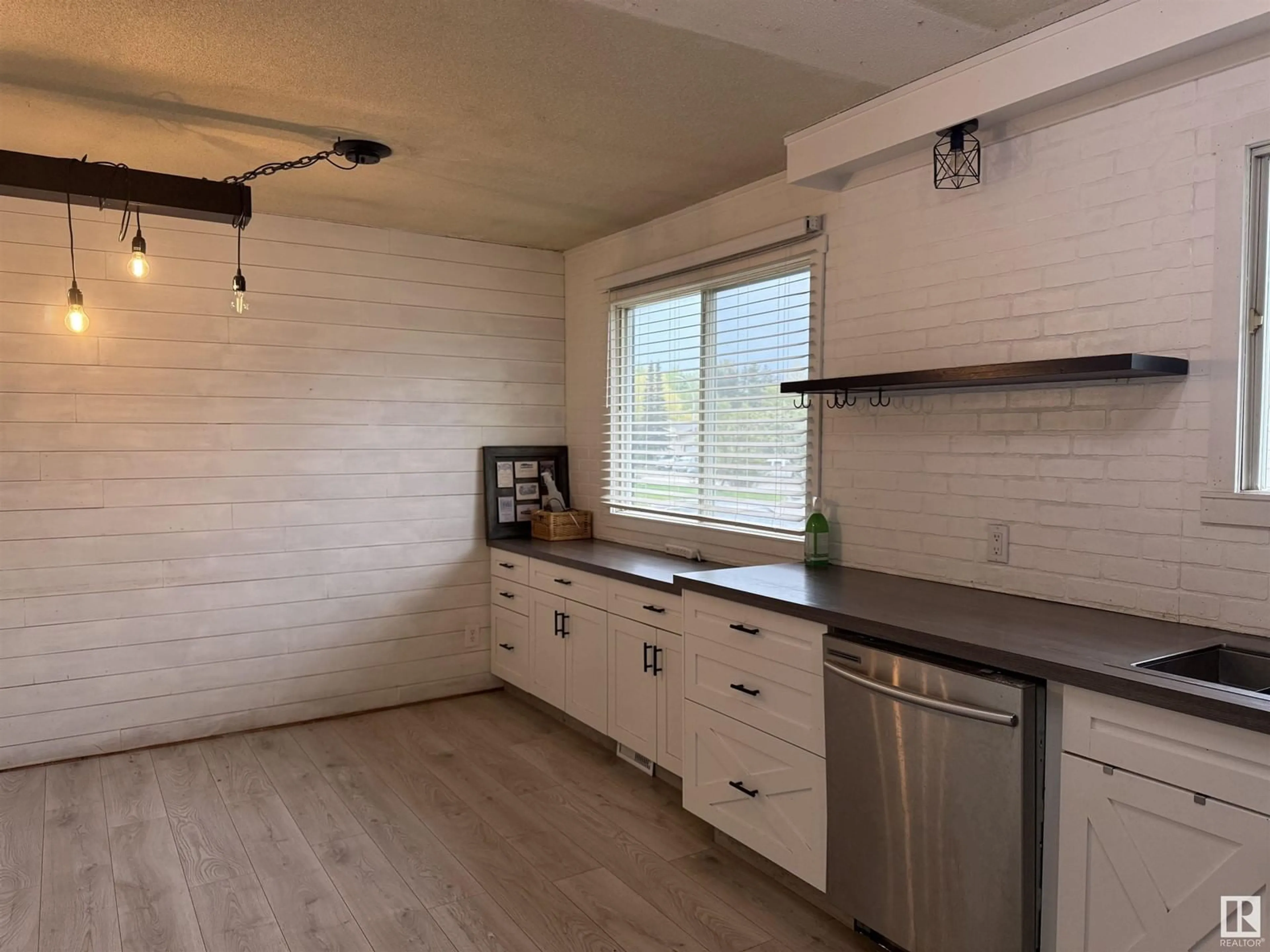 Standard kitchen, unknown for 5509 49 ST, Drayton Valley Alberta T7A1A3