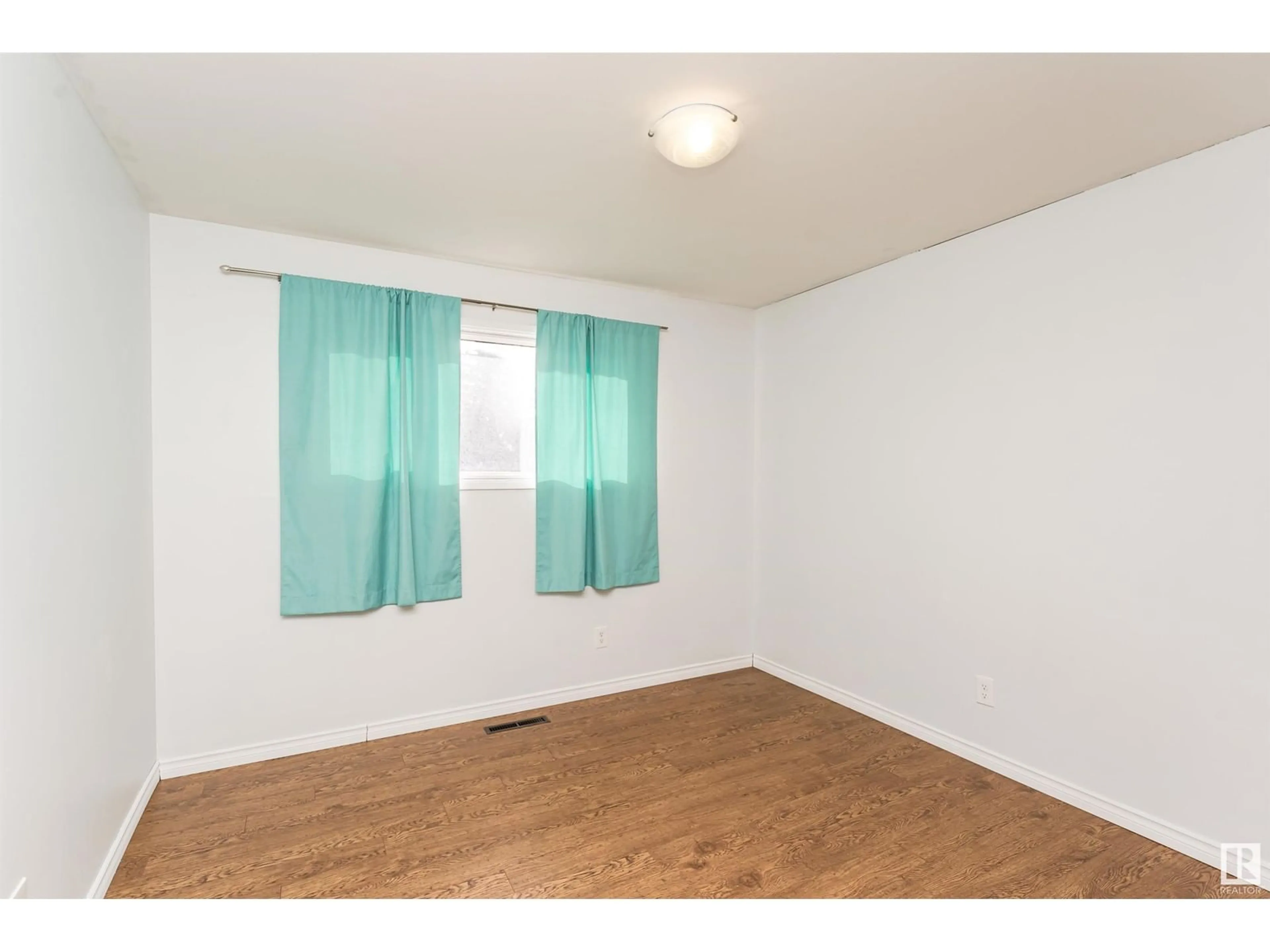 A pic of a room for 13520 113A ST, Edmonton Alberta T5E5C4