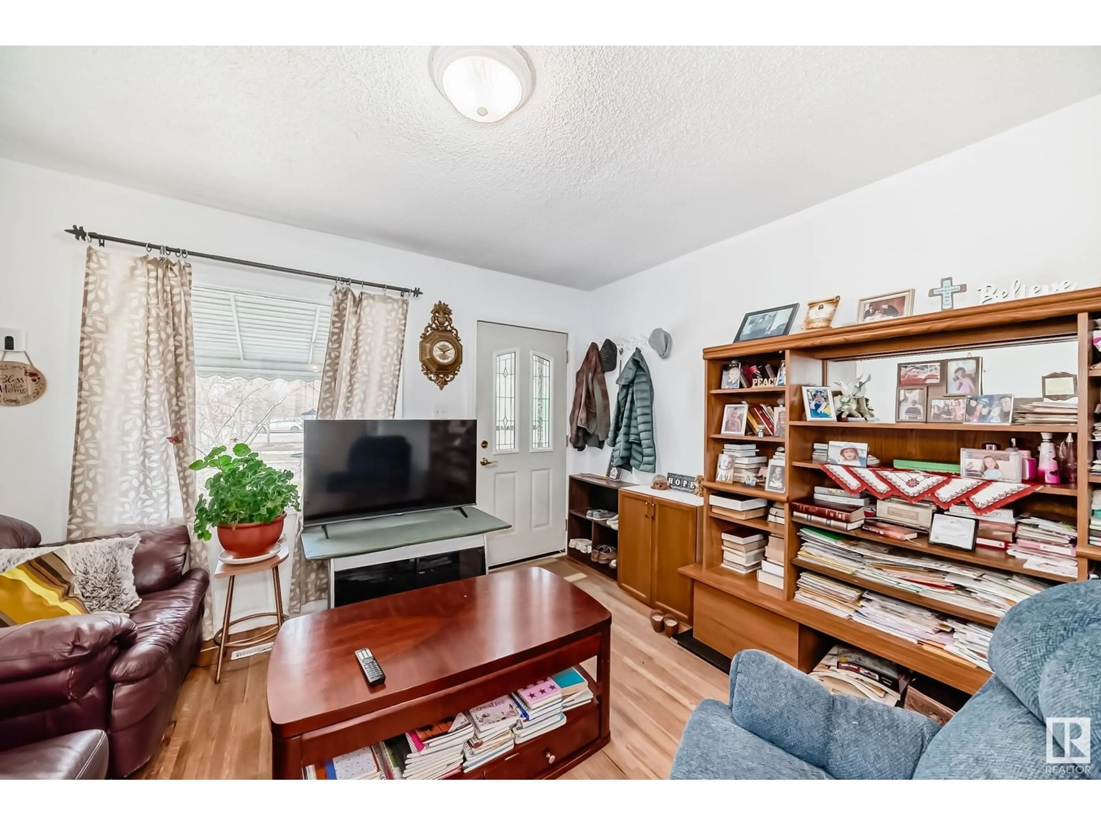 Living room with furniture, wood/laminate floor for NW - 11733 92 ST, Edmonton Alberta T5G1A2