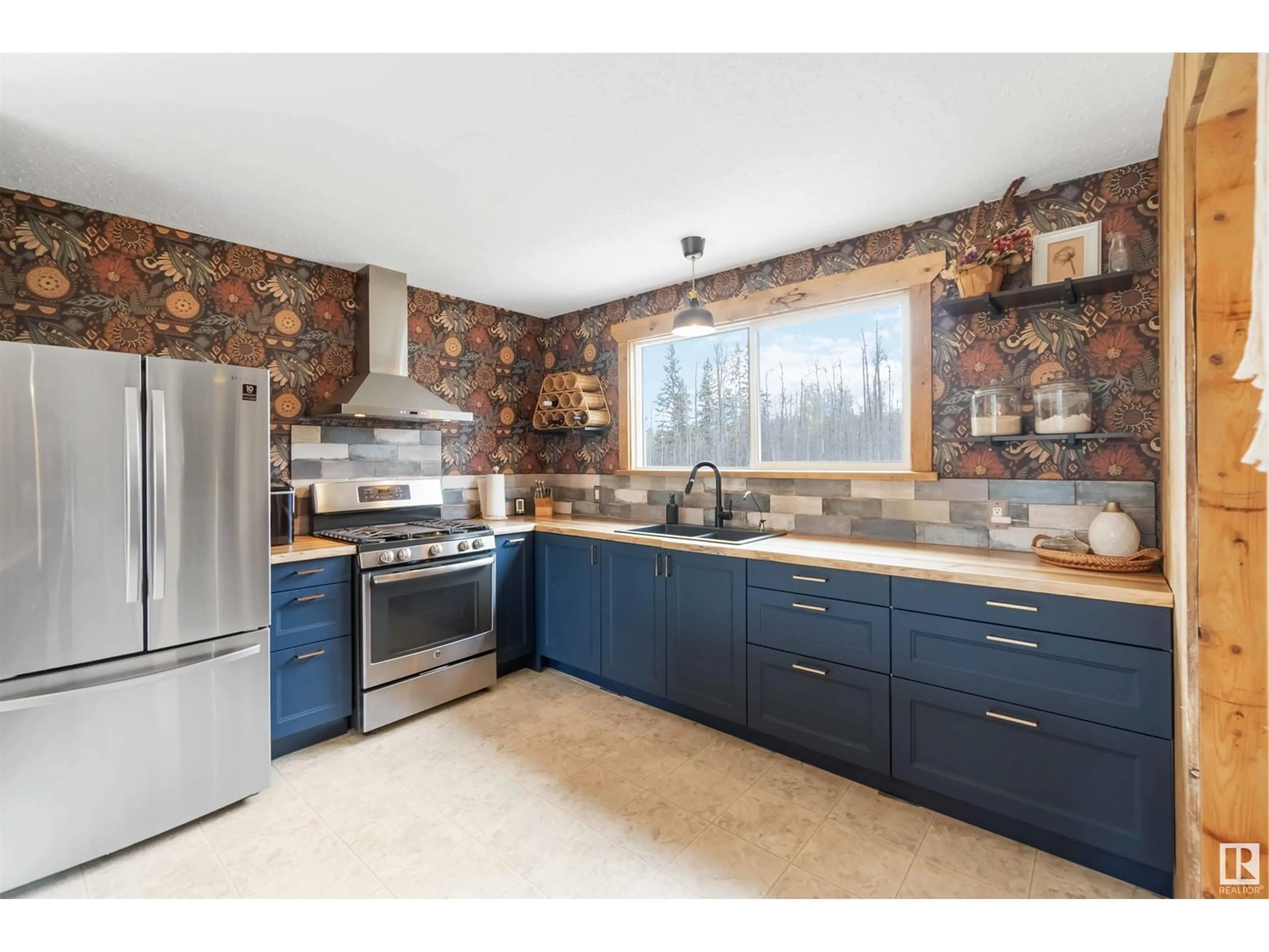 Open concept kitchen, ceramic/tile floor for 54104 - 28 RGE ROAD 35, Rural Lac Ste. Anne County Alberta T0E0A0