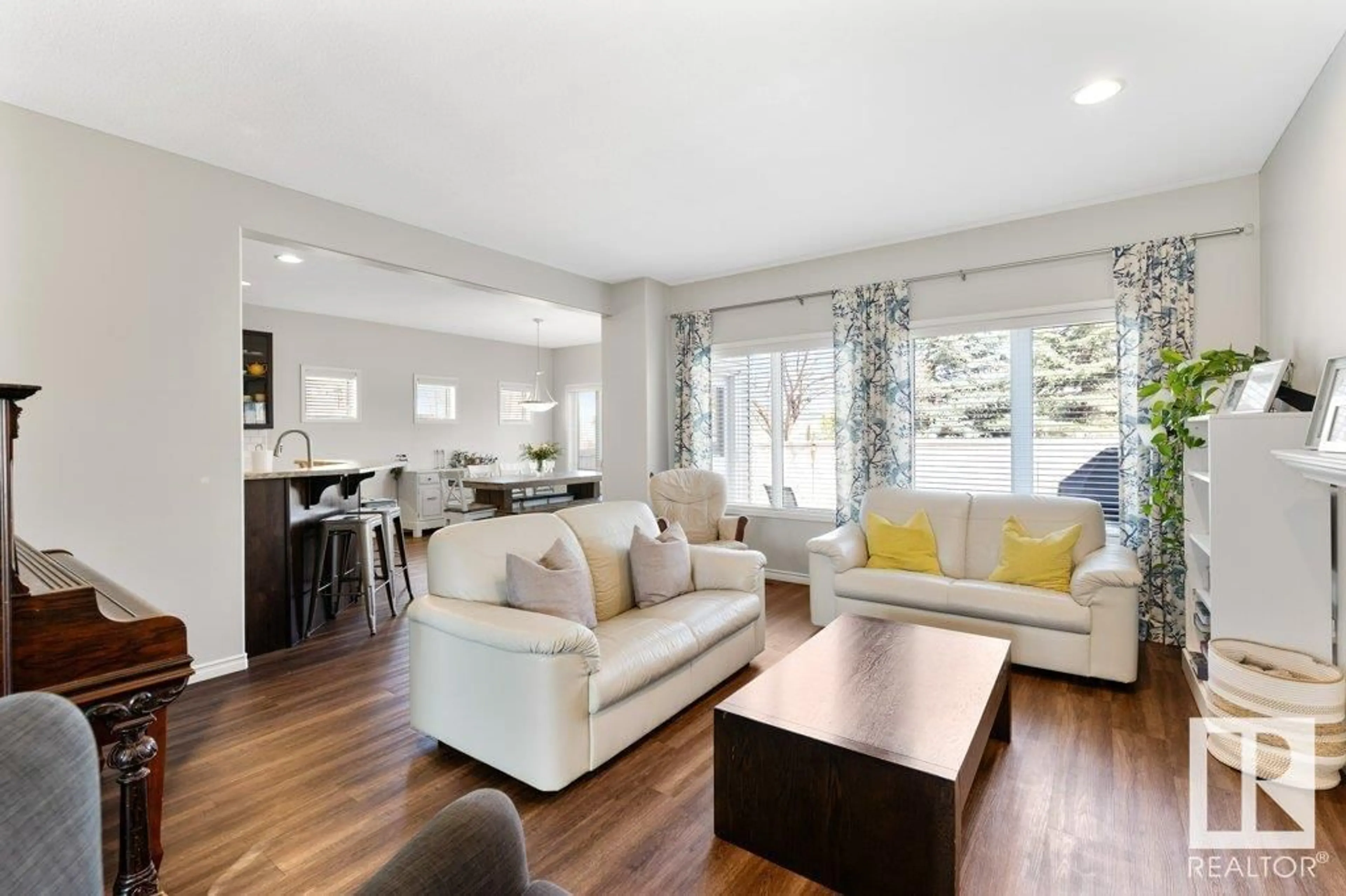 Living room with furniture, unknown for 27 EVERITT DR, St. Albert Alberta T8N3T4