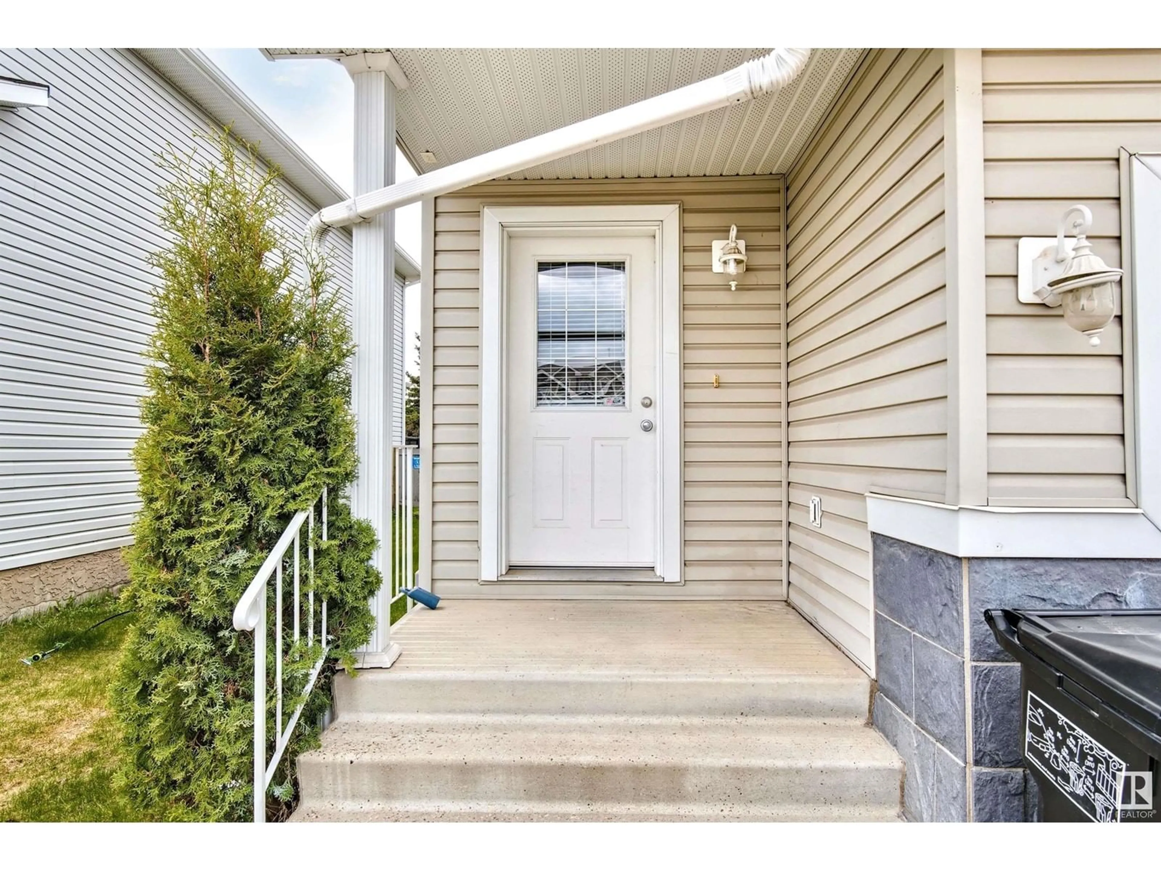 Indoor entryway for 13856 37 ST, Edmonton Alberta T5Y3G4