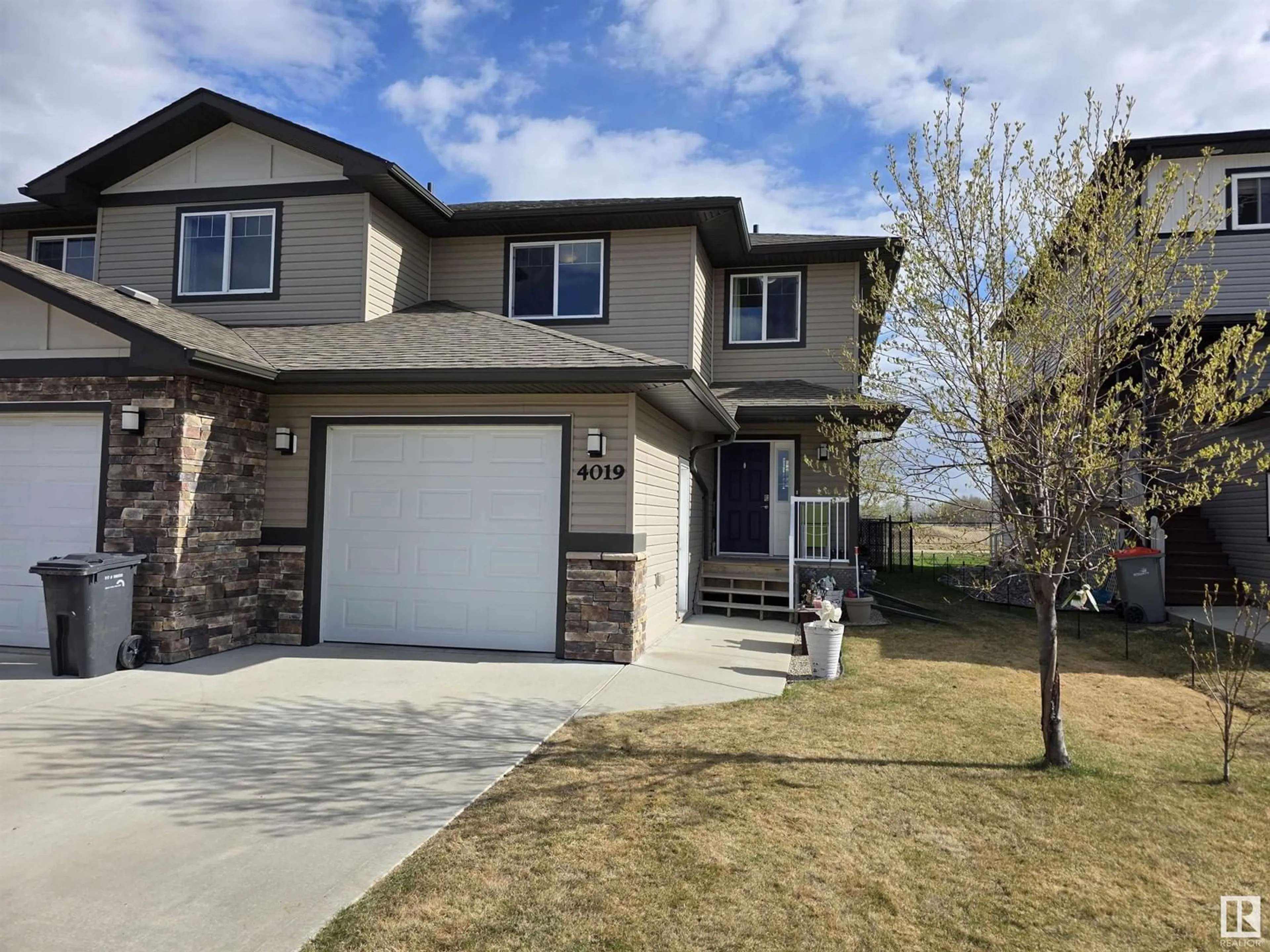 Home with vinyl exterior material, street for 4019 41B AV, Drayton Valley Alberta T7A0B5