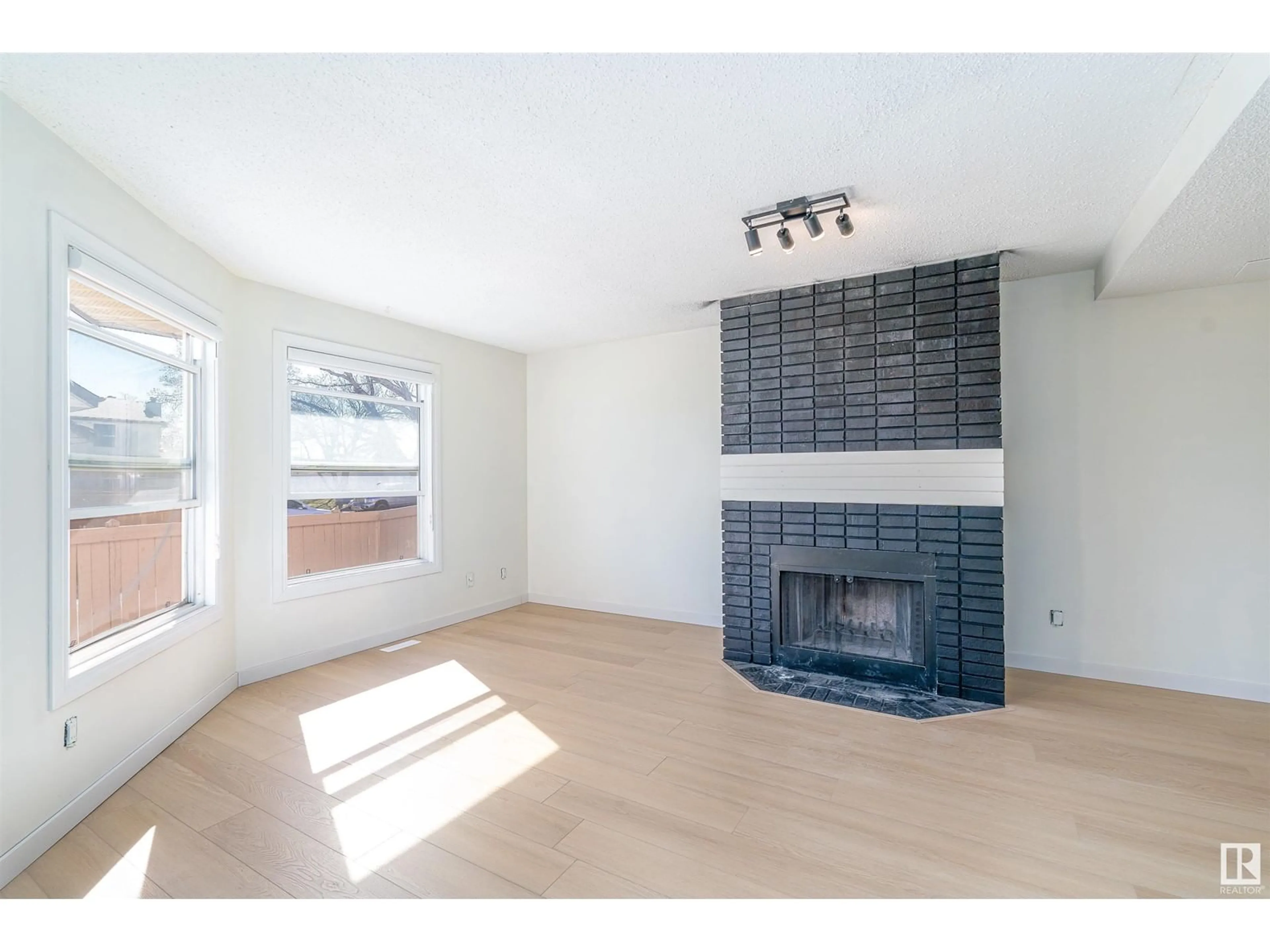 A pic of a room for 10449 24 AV, Edmonton Alberta T6J4S2