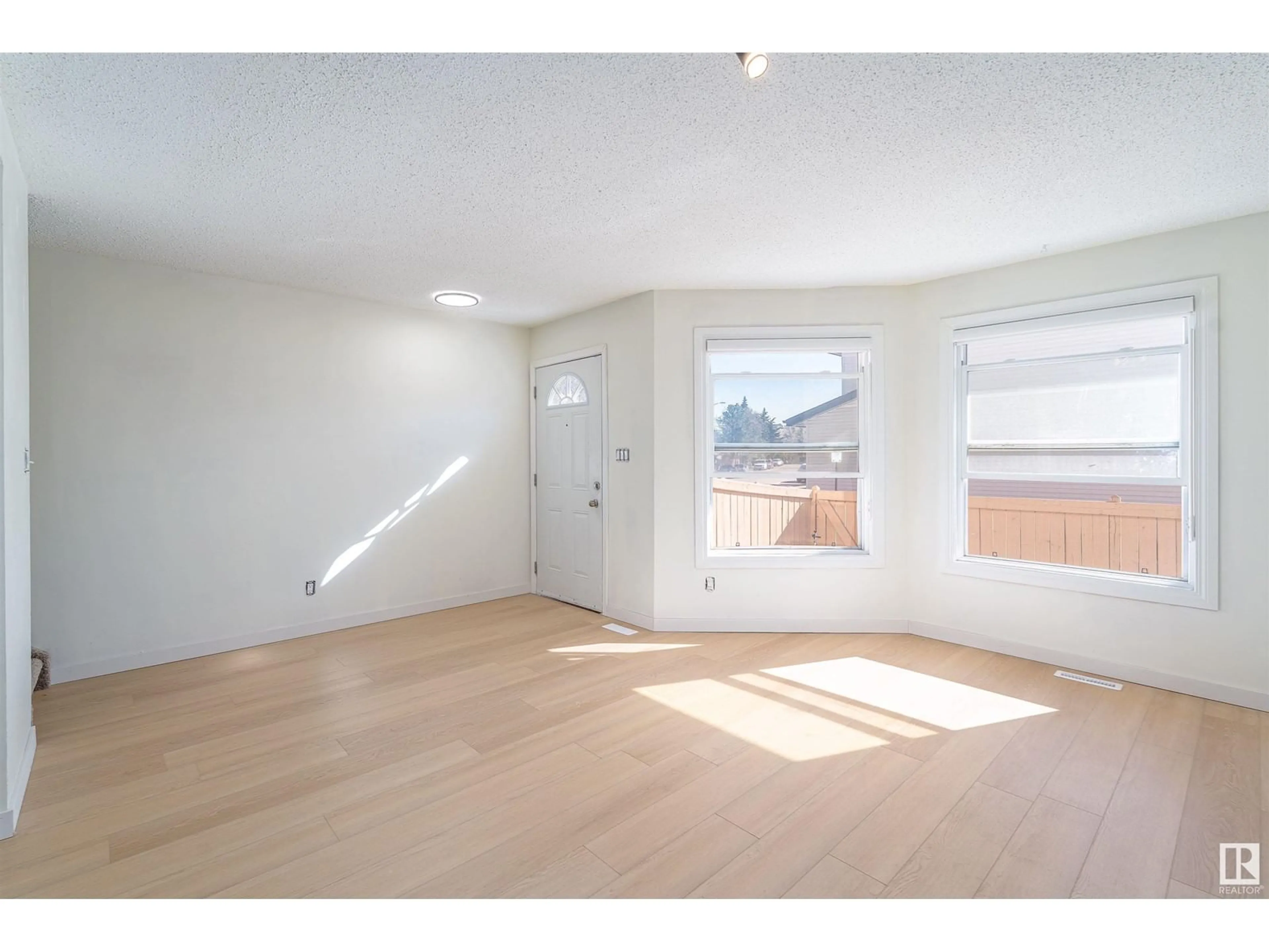 A pic of a room for 10449 24 AV, Edmonton Alberta T6J4S2