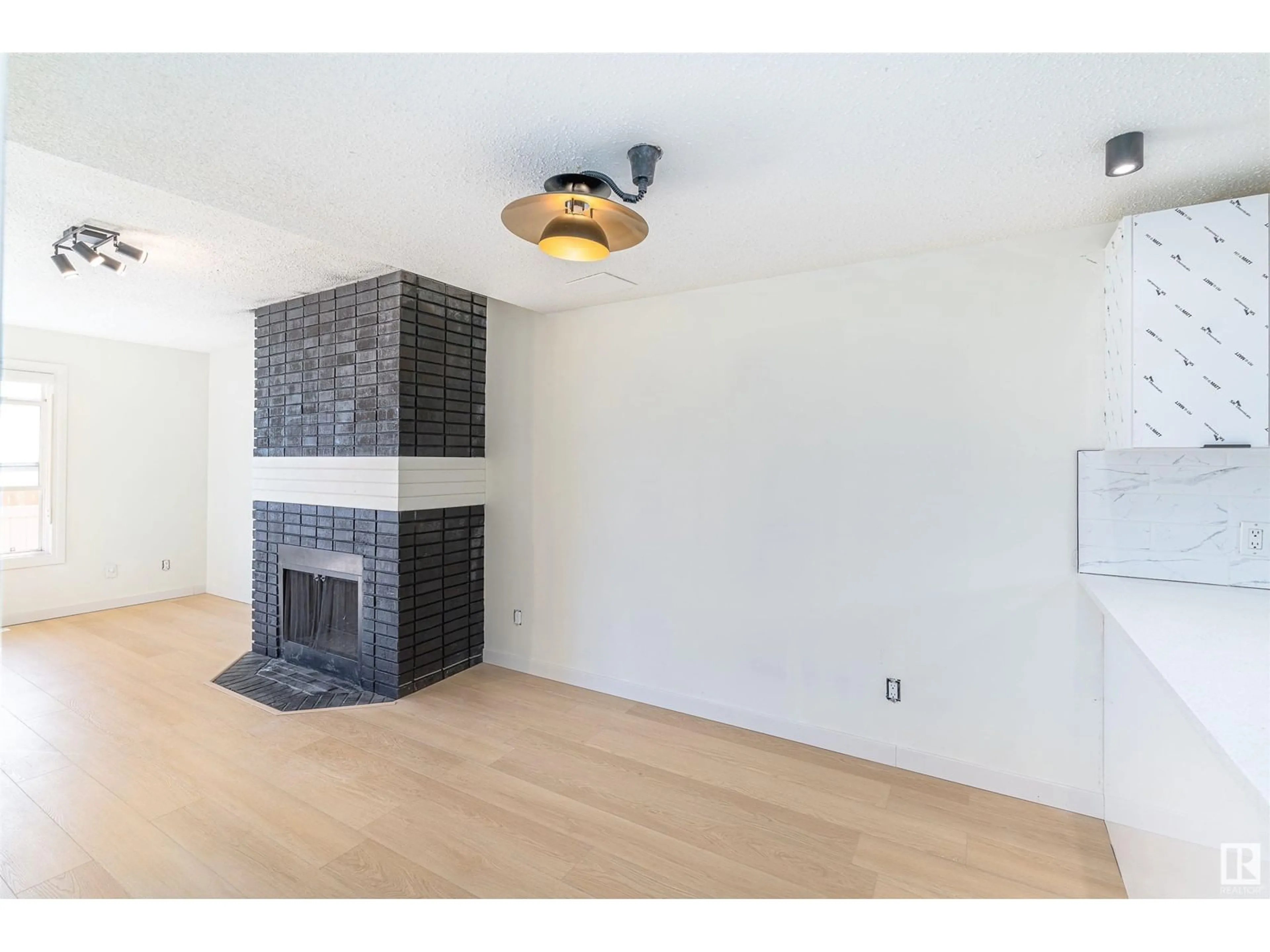 A pic of a room for 10449 24 AV, Edmonton Alberta T6J4S2