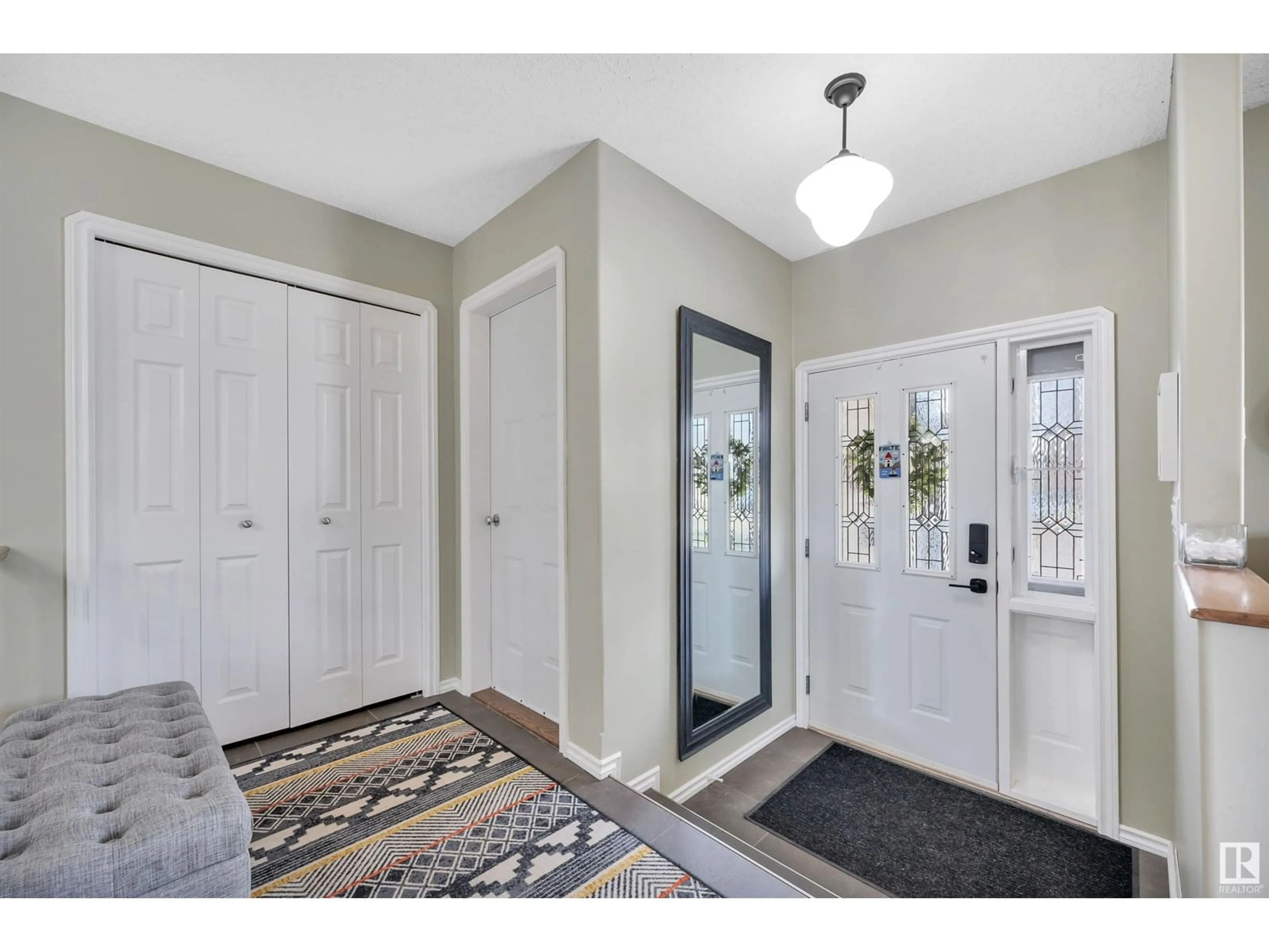 Indoor entryway for 32 PEMBROKE CR, St. Albert Alberta T8N4B8