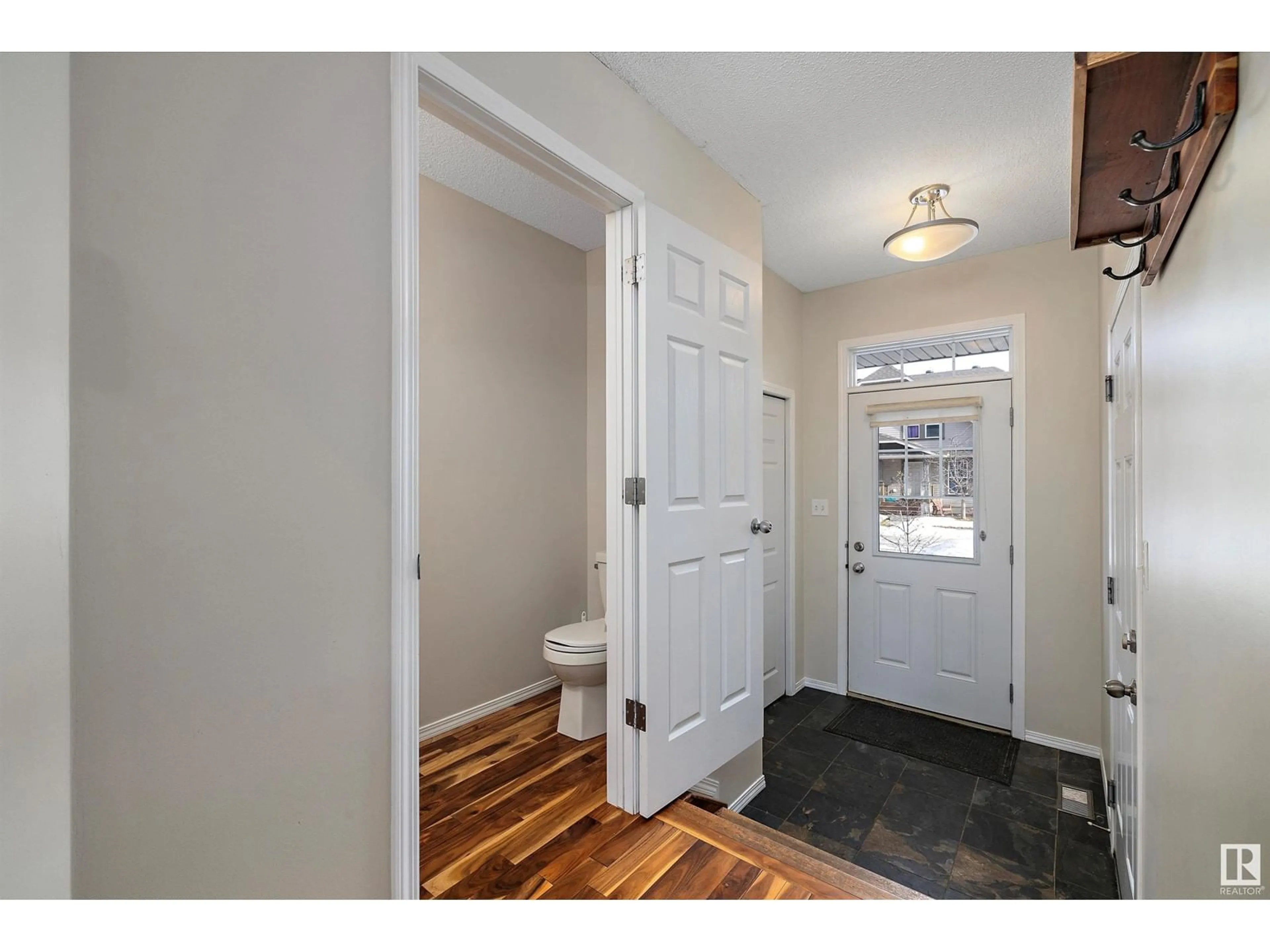 Indoor entryway for 6014 214 ST NW, Edmonton Alberta T6M0H8