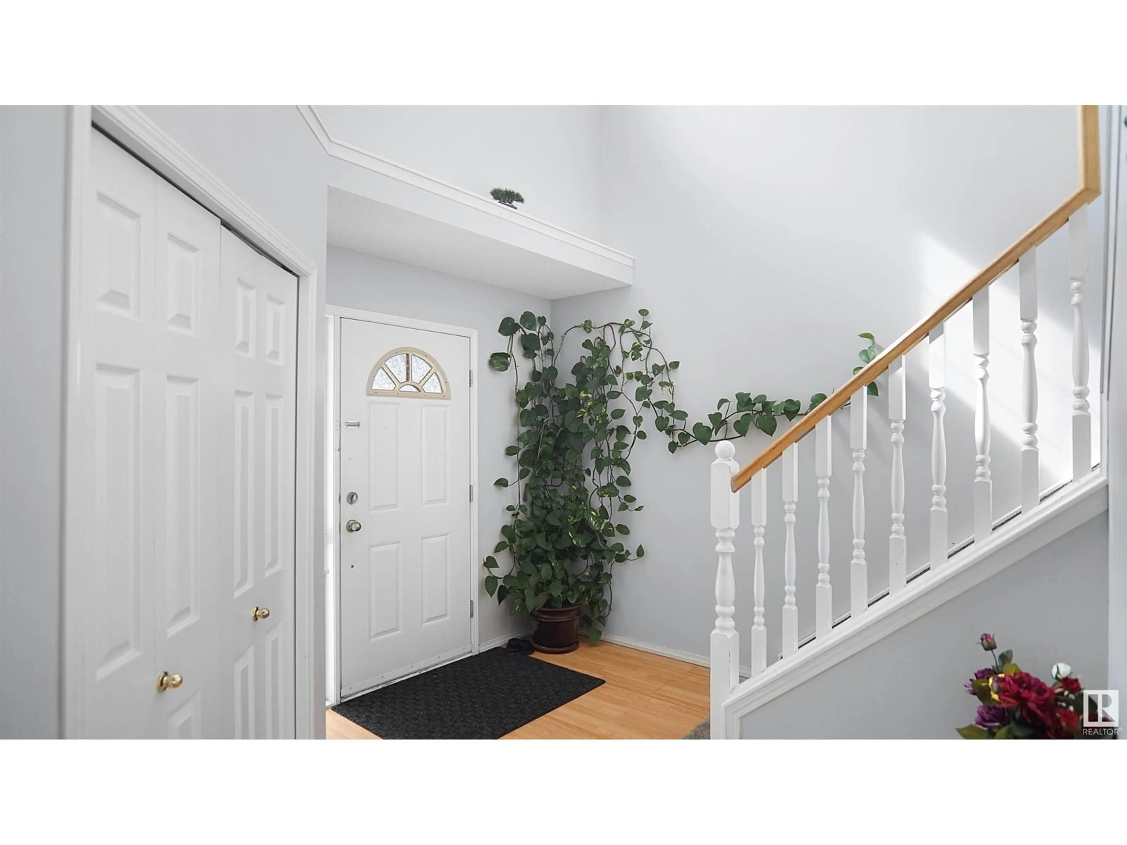Indoor entryway for 4116 37A AV, Edmonton Alberta T6L7A1