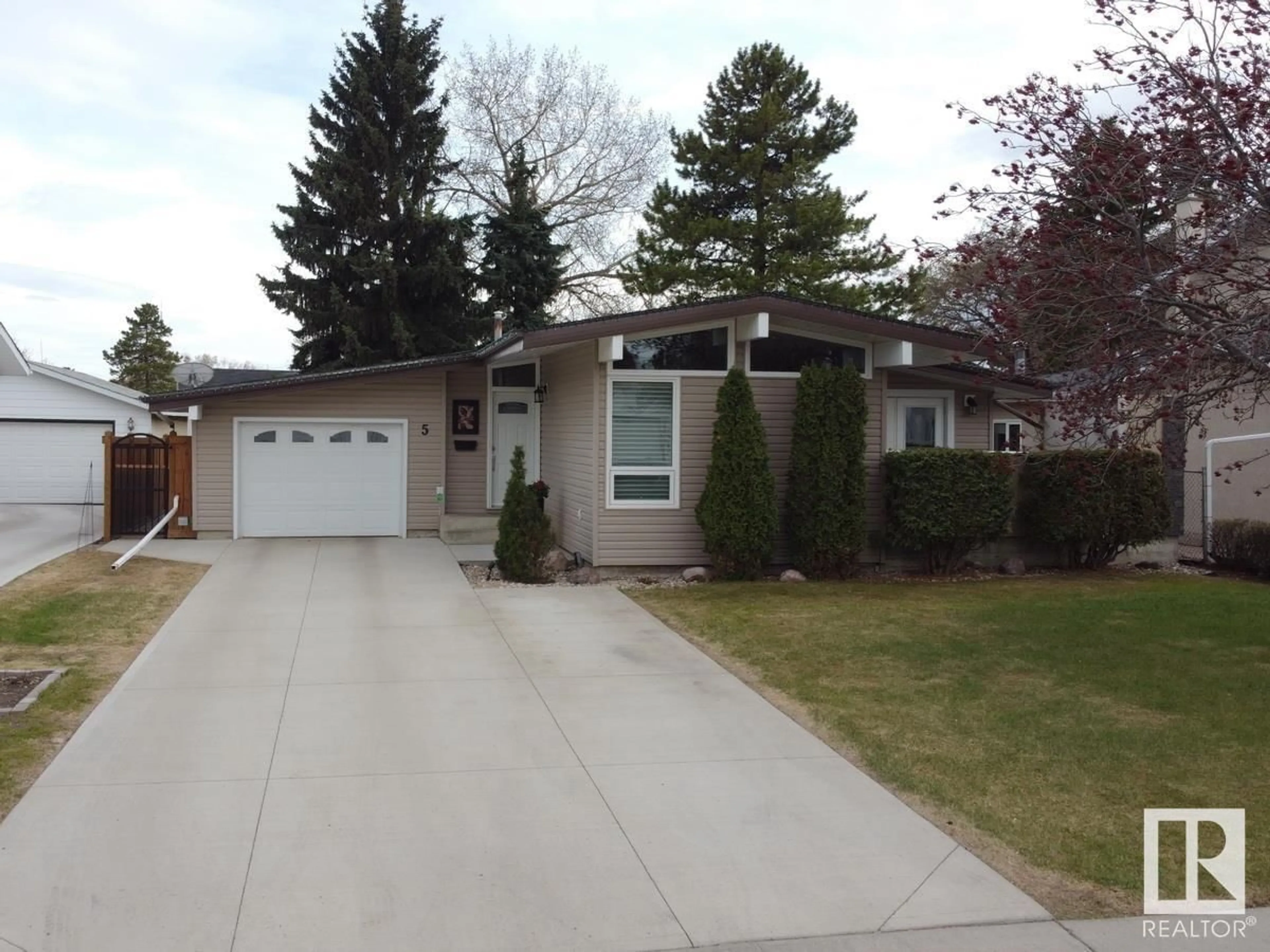 Home with vinyl exterior material, street for 5 GARNET CR, Sherwood Park Alberta T8A2R7