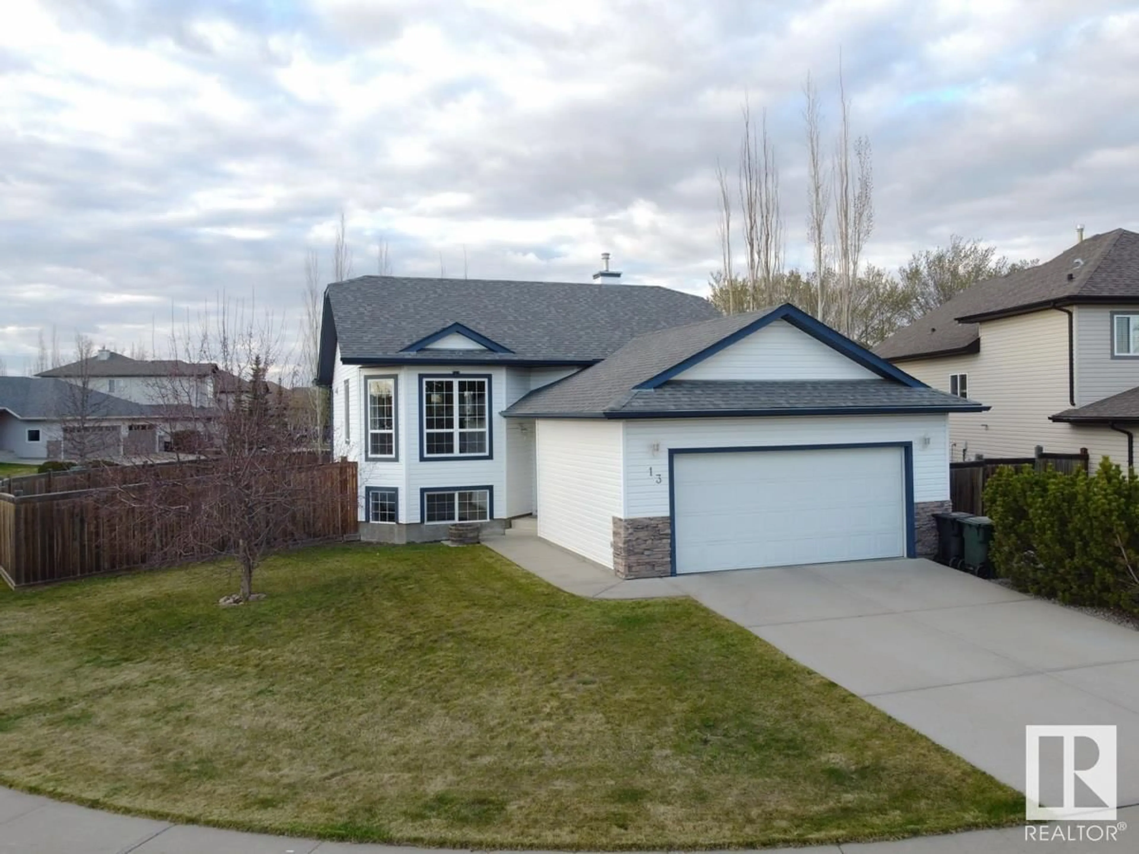 A pic from outside/outdoor area/front of a property/back of a property/a pic from drone, street for 13 HUNTINGTON BA, Spruce Grove Alberta T7X4K7