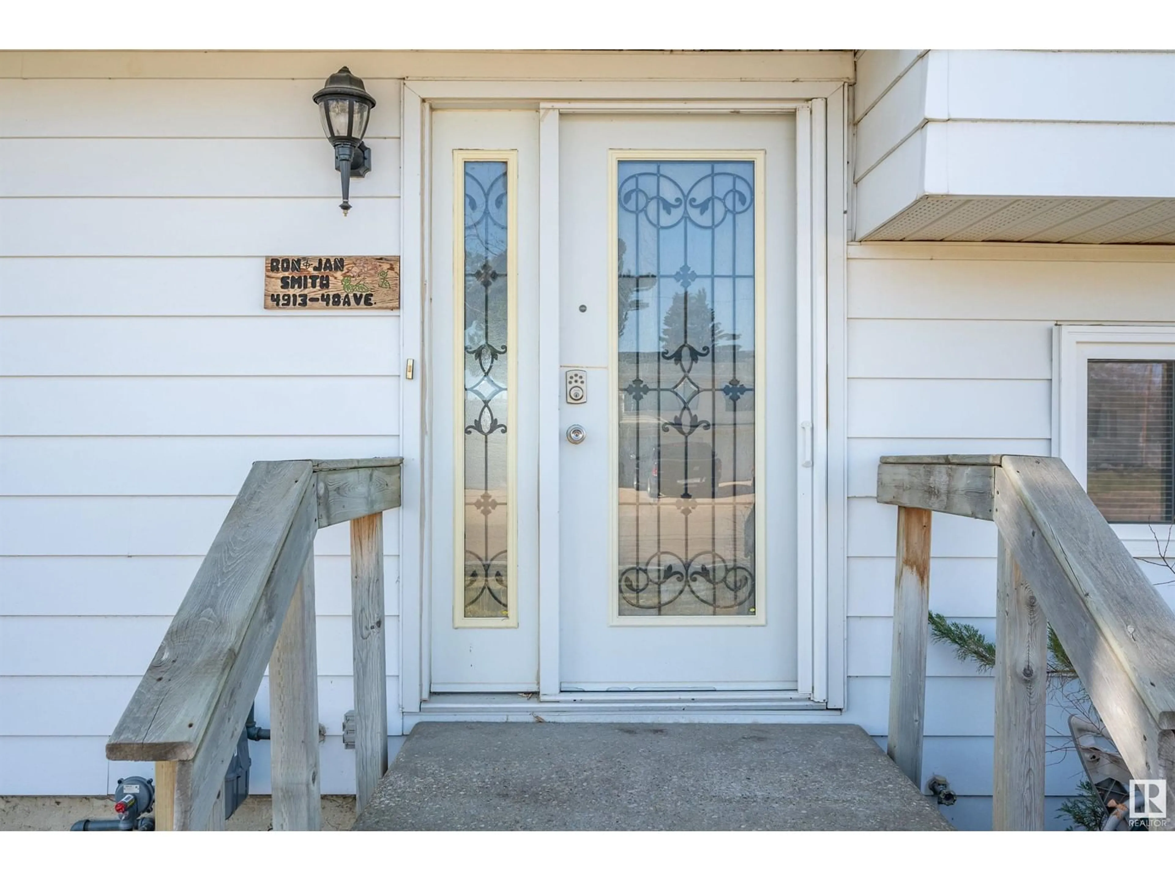 Indoor entryway for 4913 48 AV, Gibbons Alberta T0A1N2