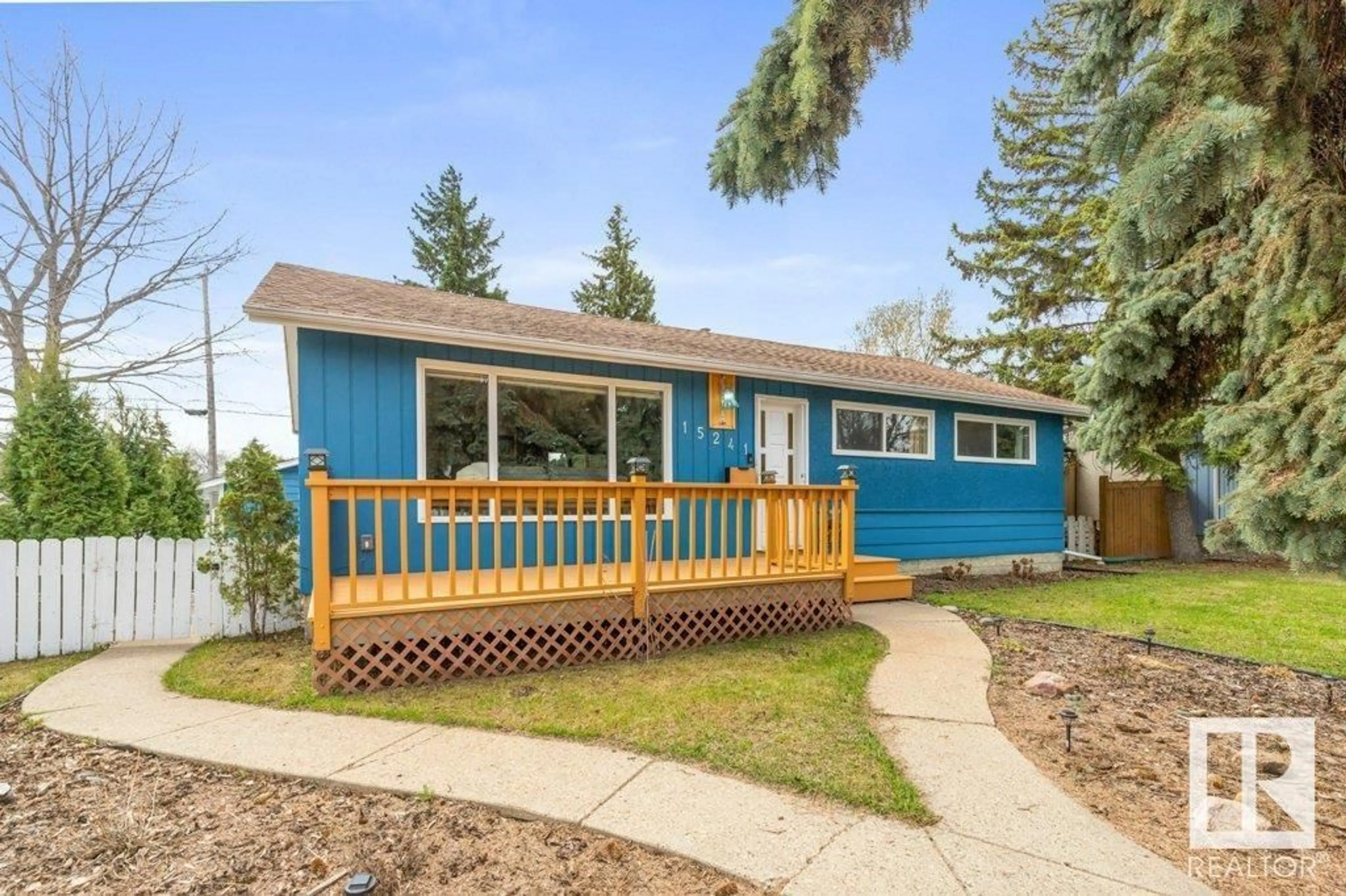 Home with vinyl exterior material, street for 15241 86 AV, Edmonton Alberta T5R4C2