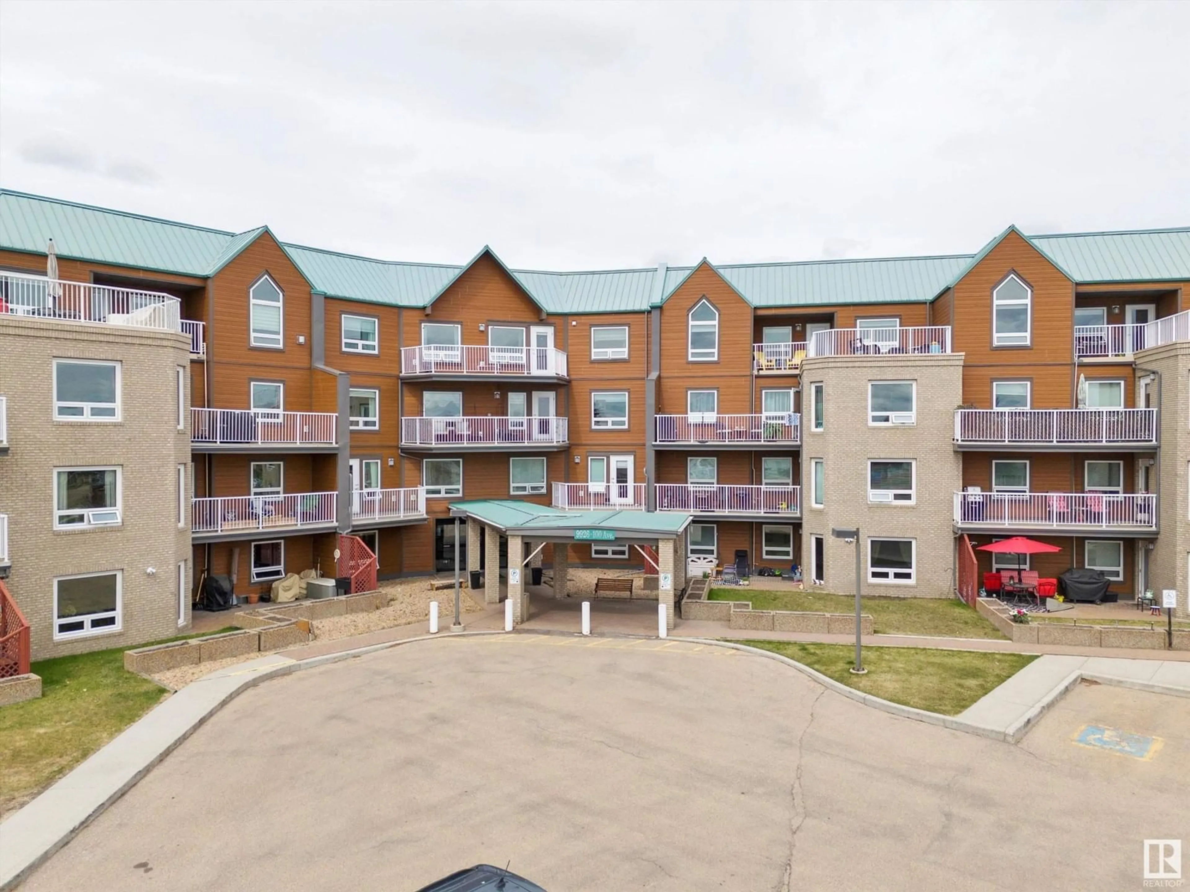 A pic from outside/outdoor area/front of a property/back of a property/a pic from drone, unknown for 205 9926 100 AV, Fort Saskatchewan Alberta T8L4E3