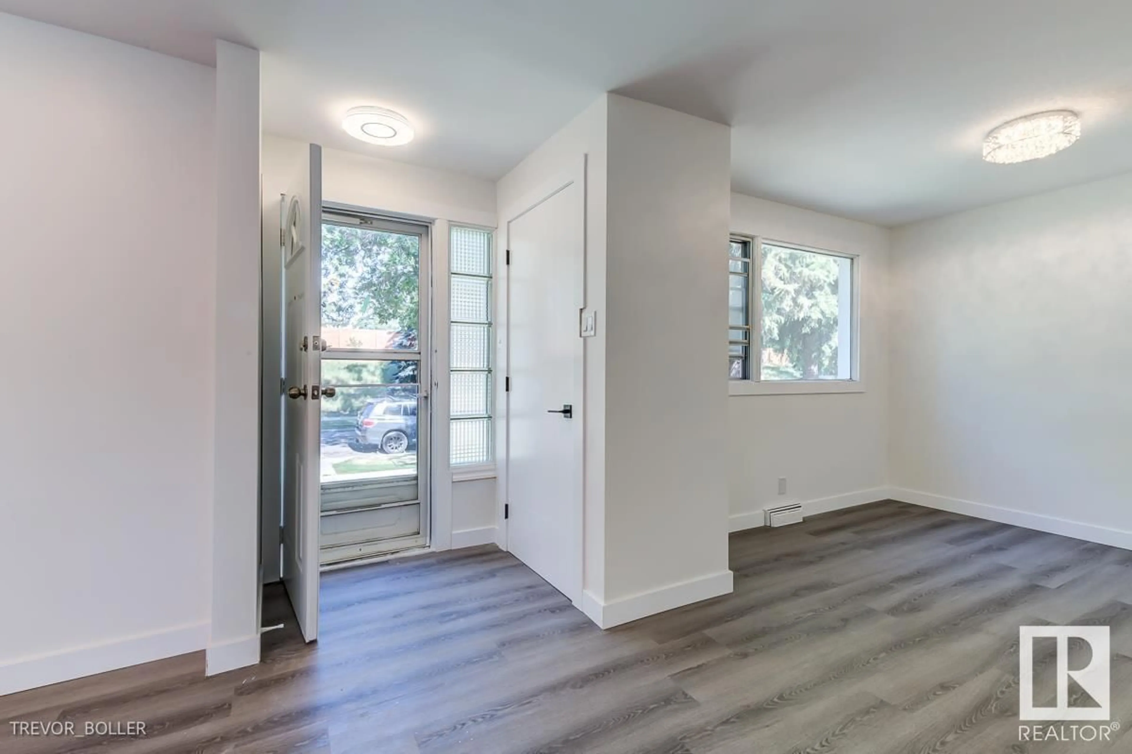 Indoor entryway for 13131 124 AV, Edmonton Alberta T5L2Z9