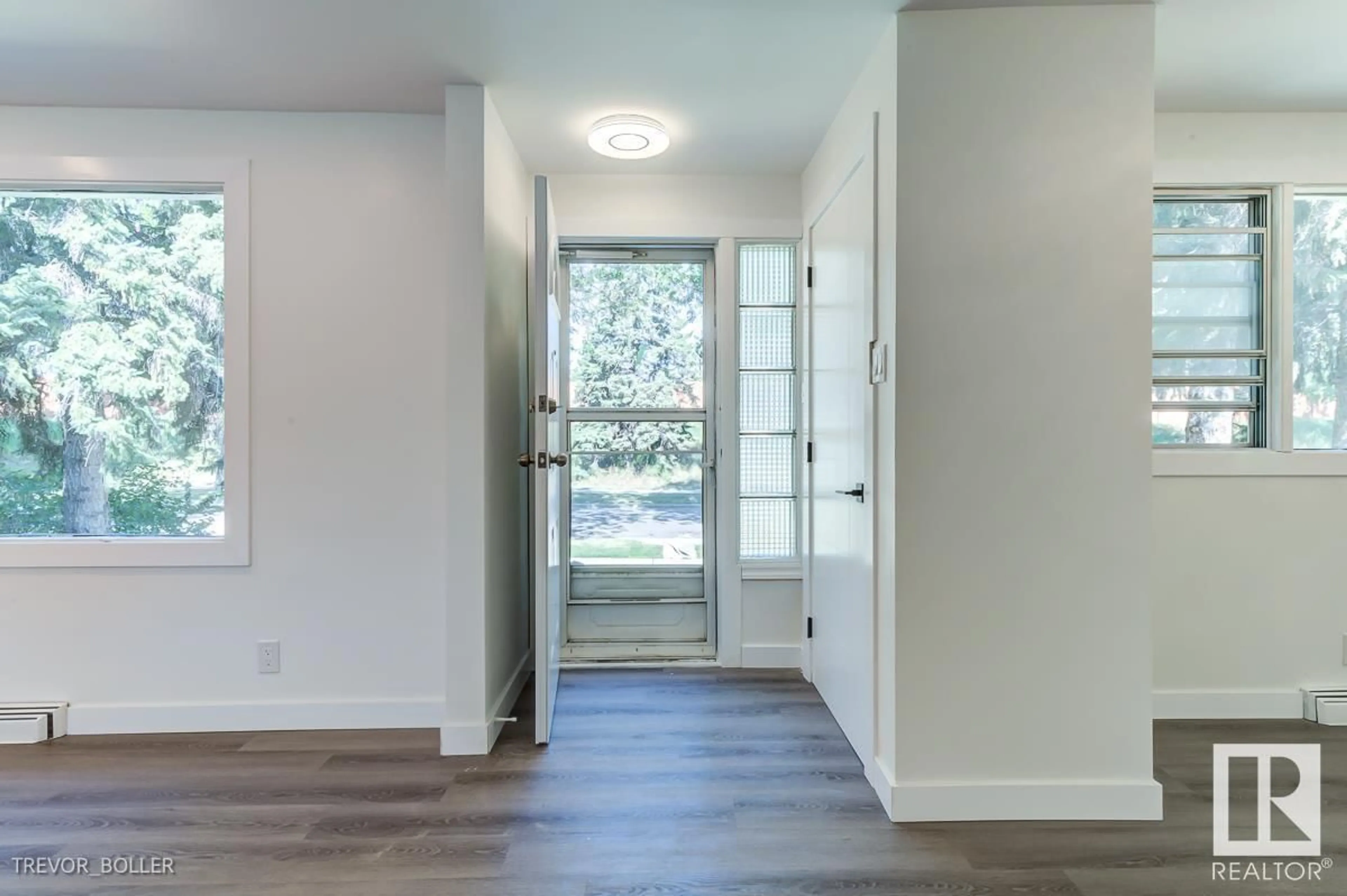 Indoor entryway for 13131 124 AV, Edmonton Alberta T5L2Z9
