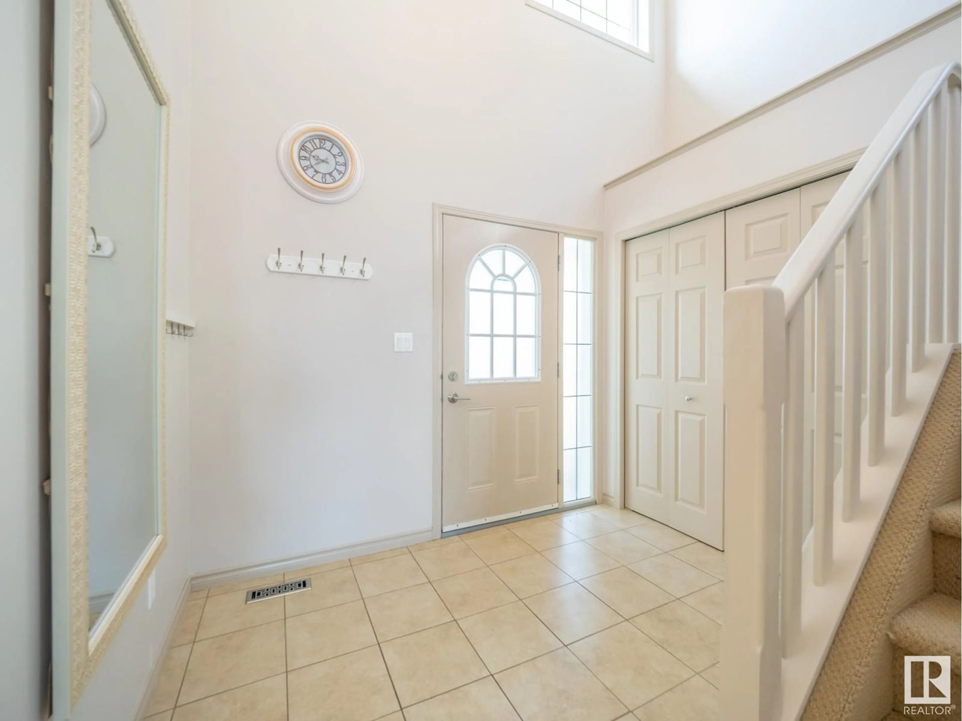 Indoor entryway for 20616 50 AV, Edmonton Alberta T6M0C4