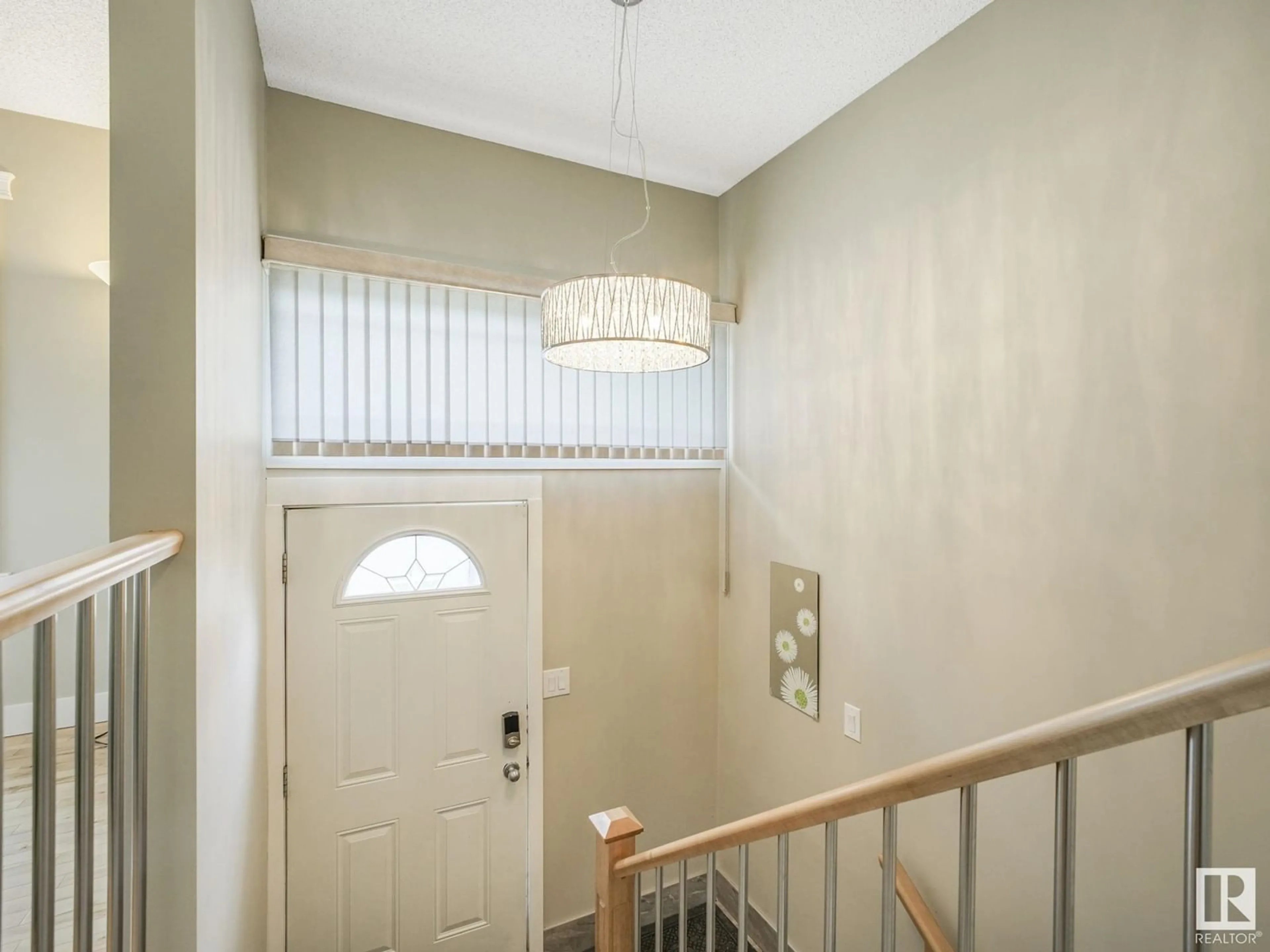 Indoor entryway for 14420 86 ST, Edmonton Alberta T5E3C7