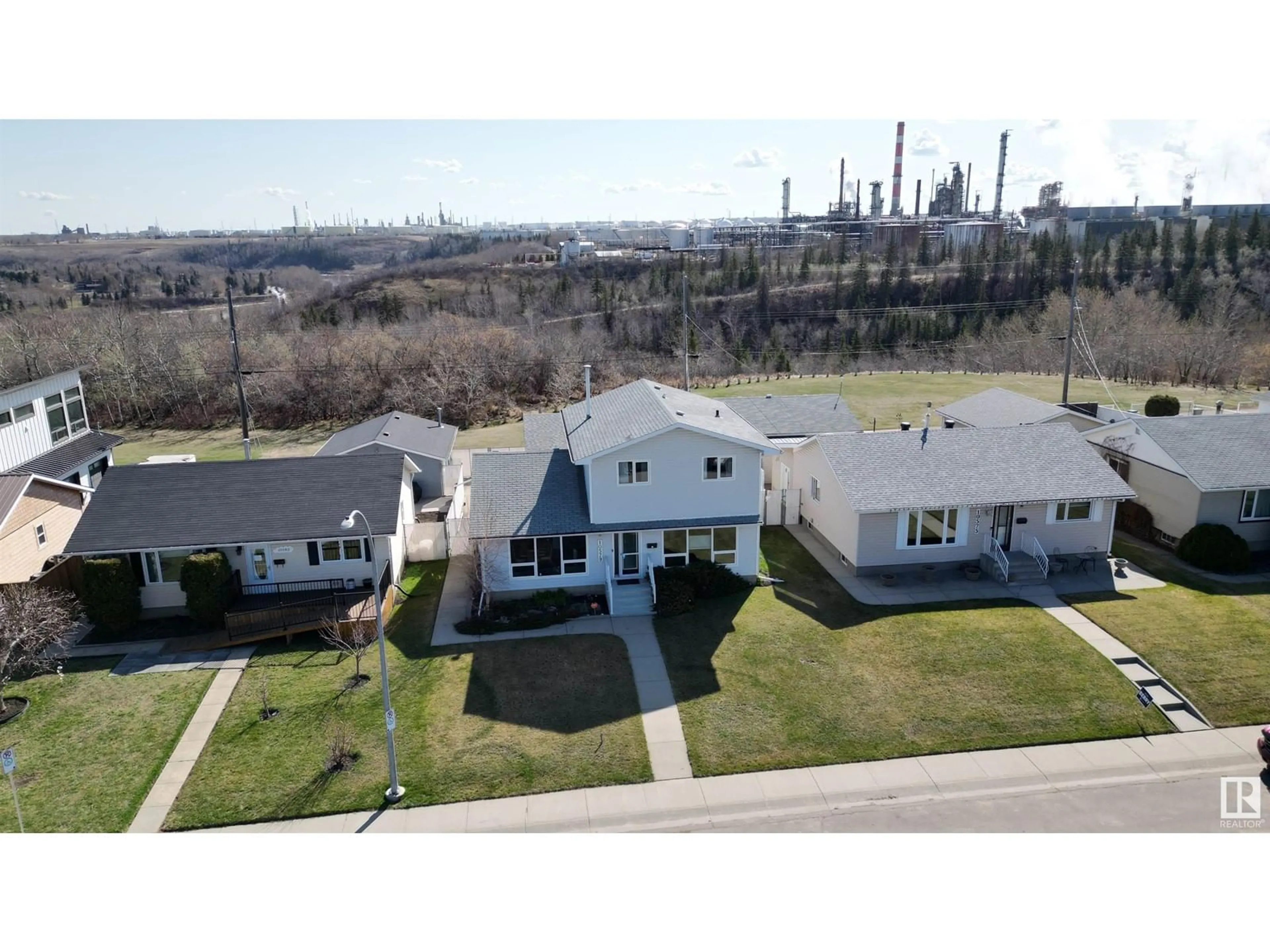 A pic from outside/outdoor area/front of a property/back of a property/a pic from drone, street for 10579 40 ST, Edmonton Alberta T6A1S9