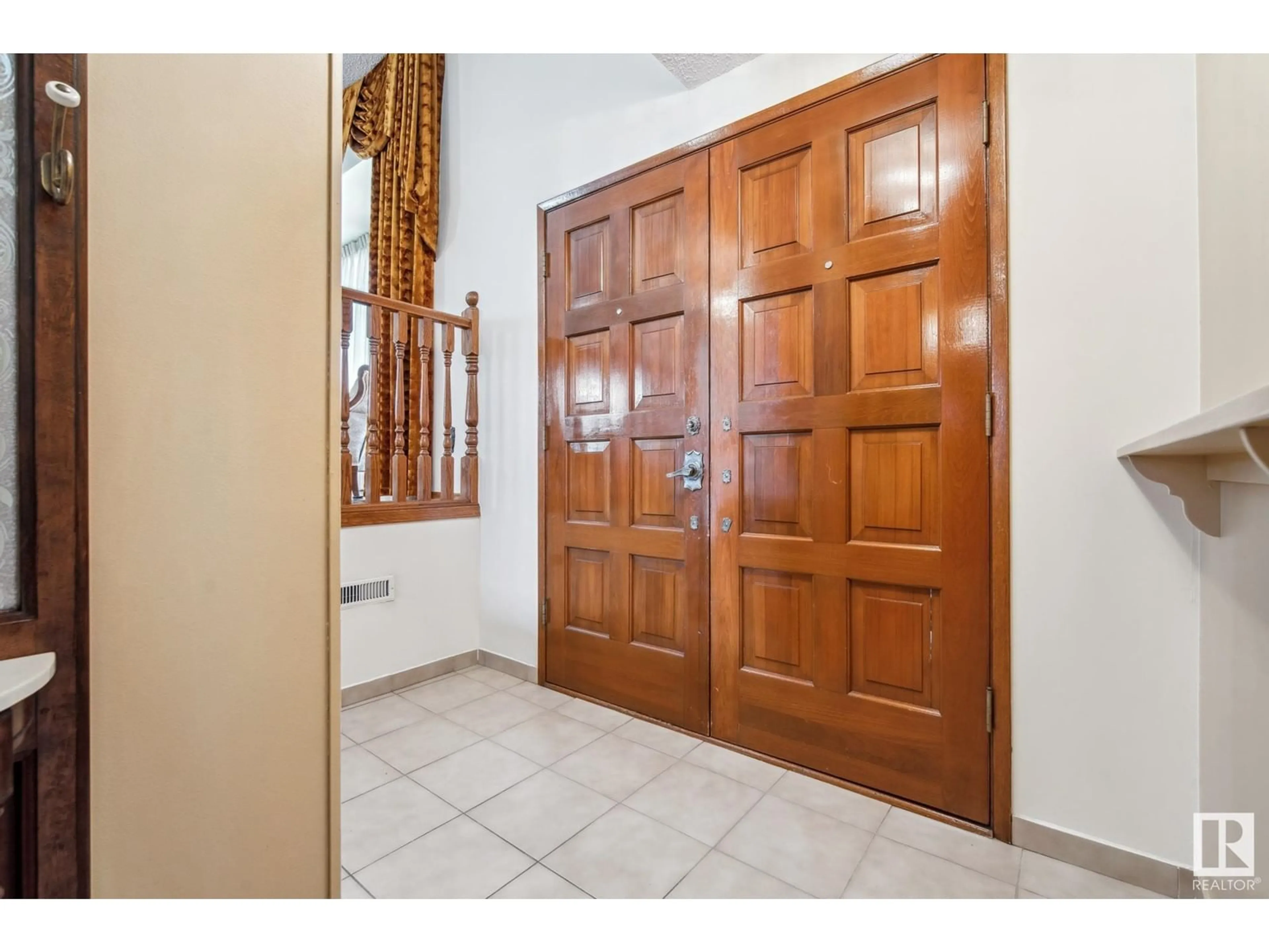 Indoor entryway for 9412 138 AV, Edmonton Alberta T5E6A8