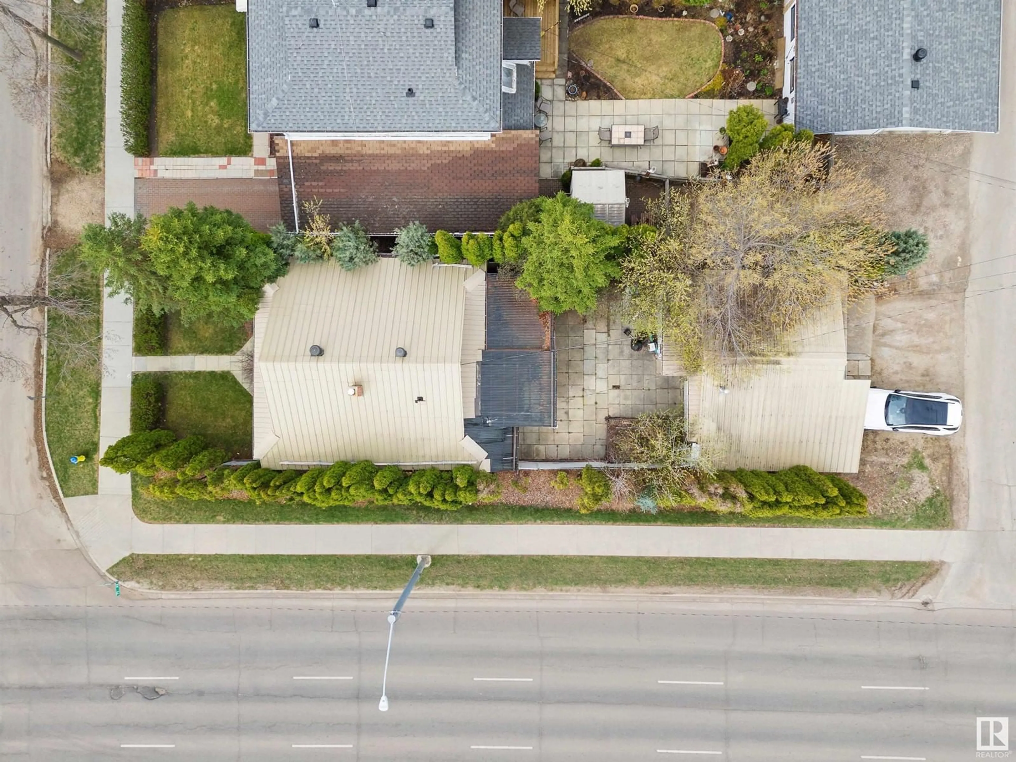 A pic from outside/outdoor area/front of a property/back of a property/a pic from drone, street for 10908 75 AV, Edmonton Alberta T6G0J6