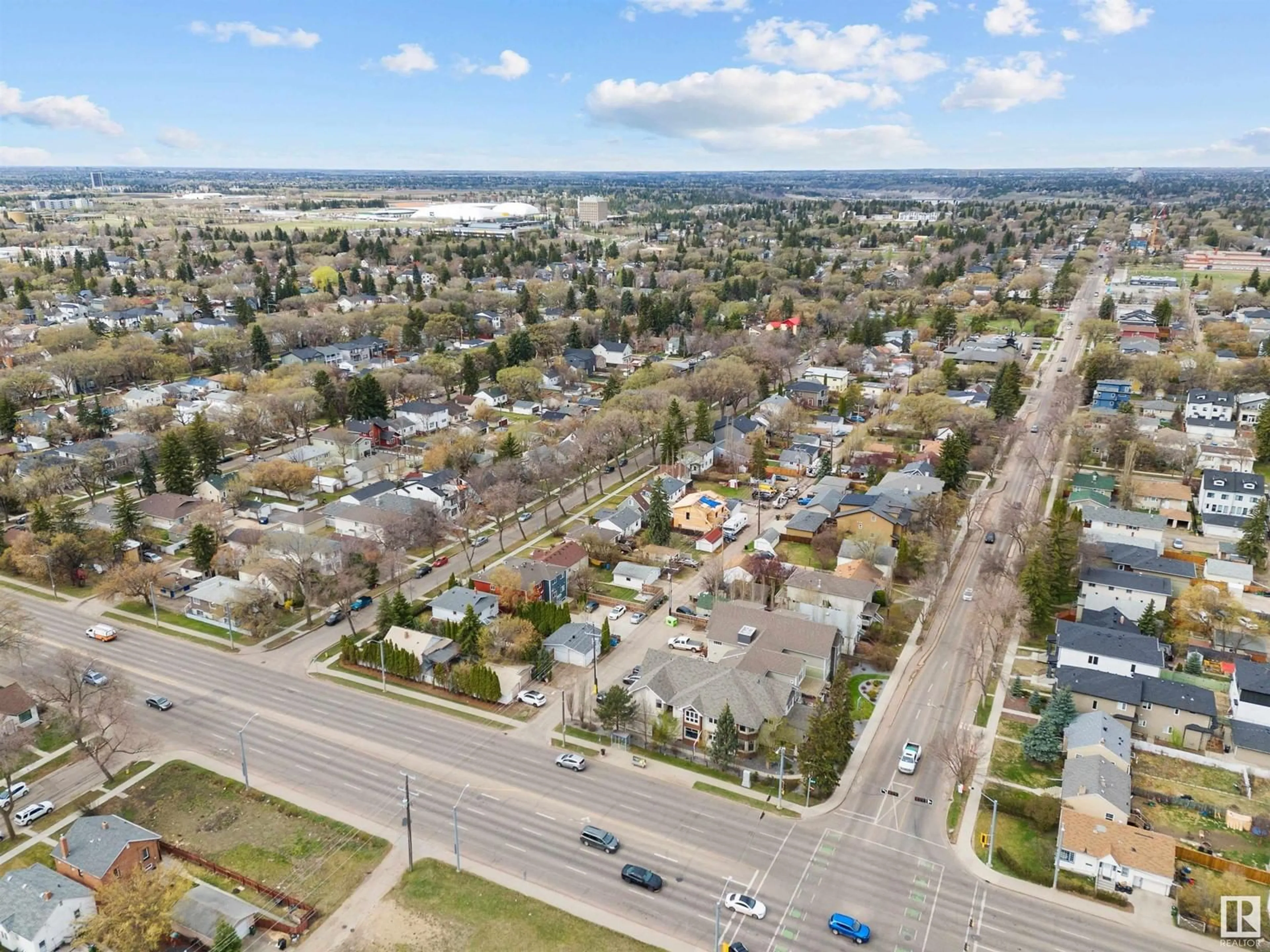 A pic from outside/outdoor area/front of a property/back of a property/a pic from drone, street for 10908 75 AV, Edmonton Alberta T6G0J6