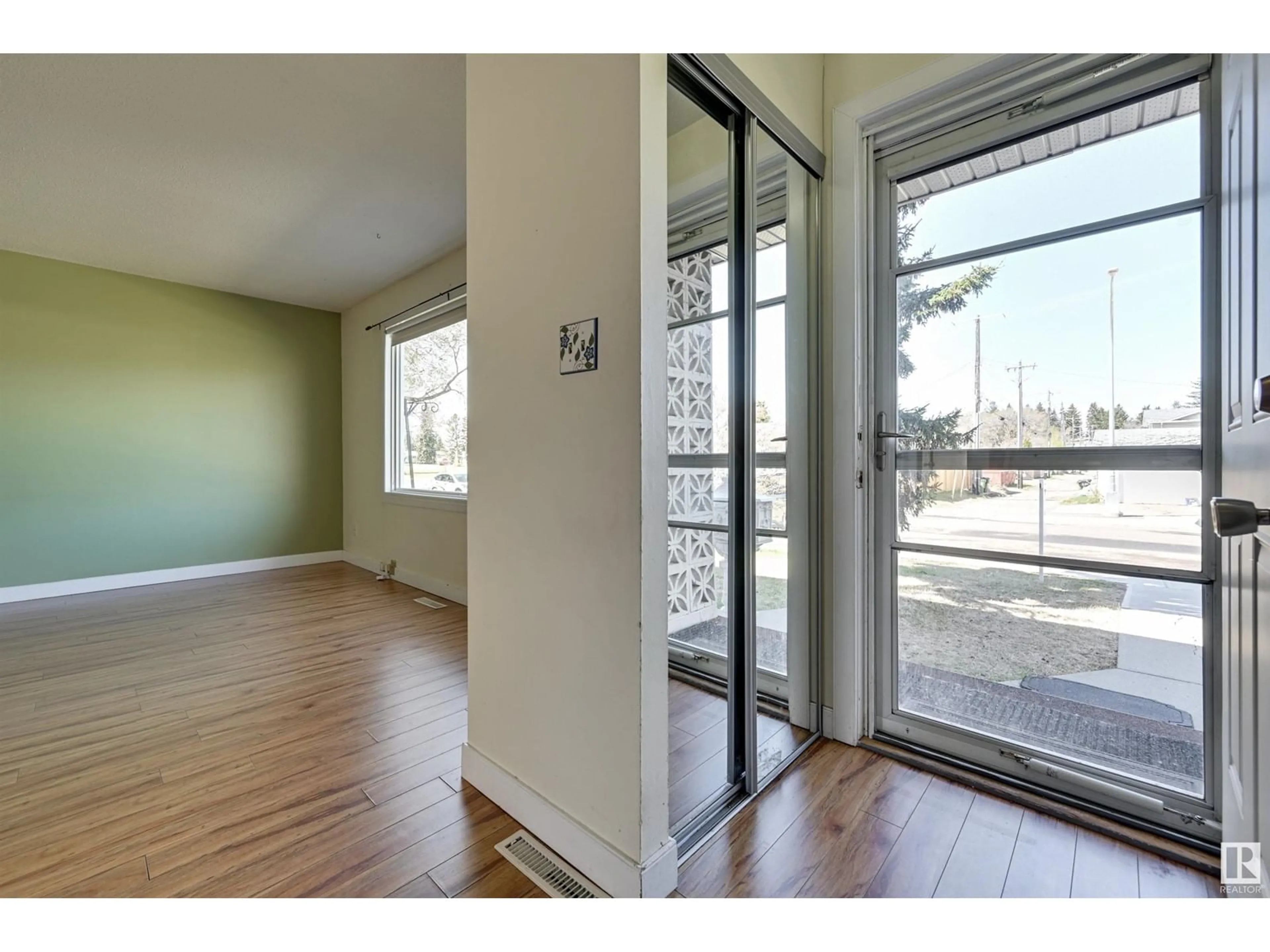 Indoor entryway for 5515 105 ST NW, Edmonton Alberta T6H4P9
