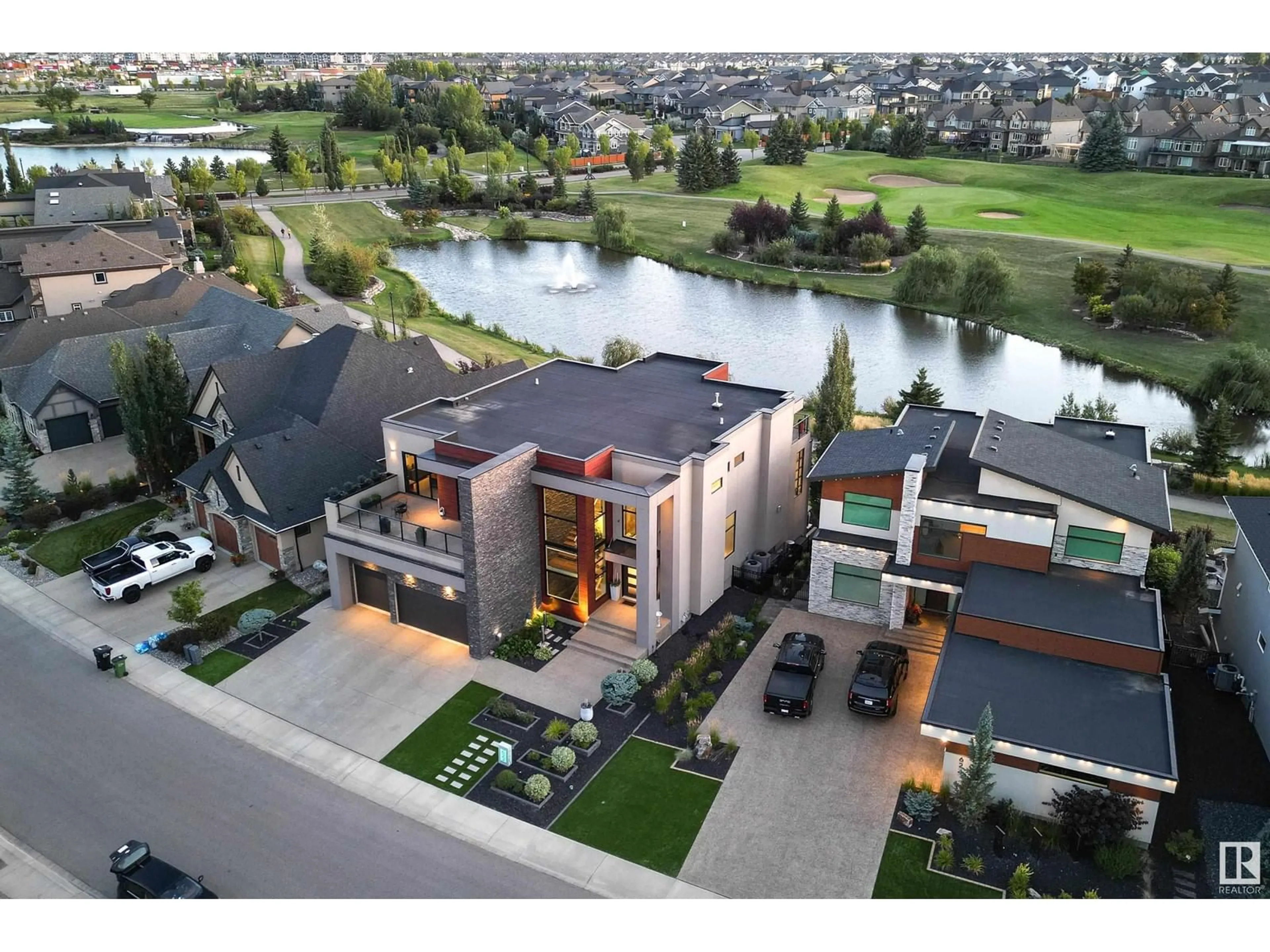 A pic from outside/outdoor area/front of a property/back of a property/a pic from drone, unknown for 622 HOWATT DR, Edmonton Alberta T6W2T6