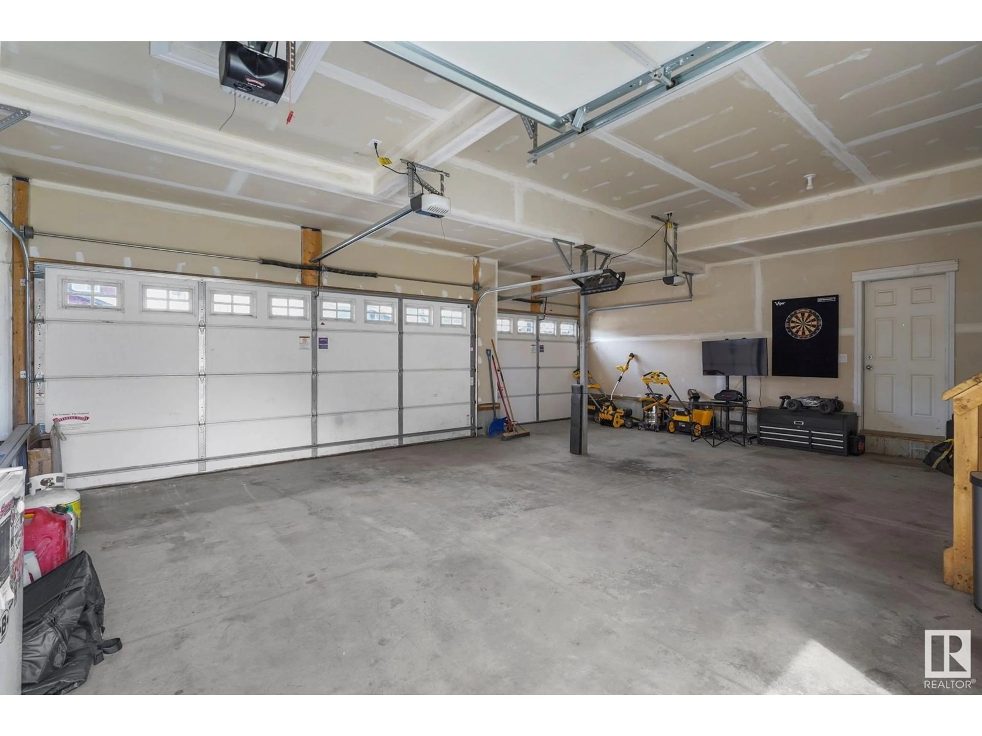 Indoor garage for 9206 COOPER CR, Edmonton Alberta T6W3L1