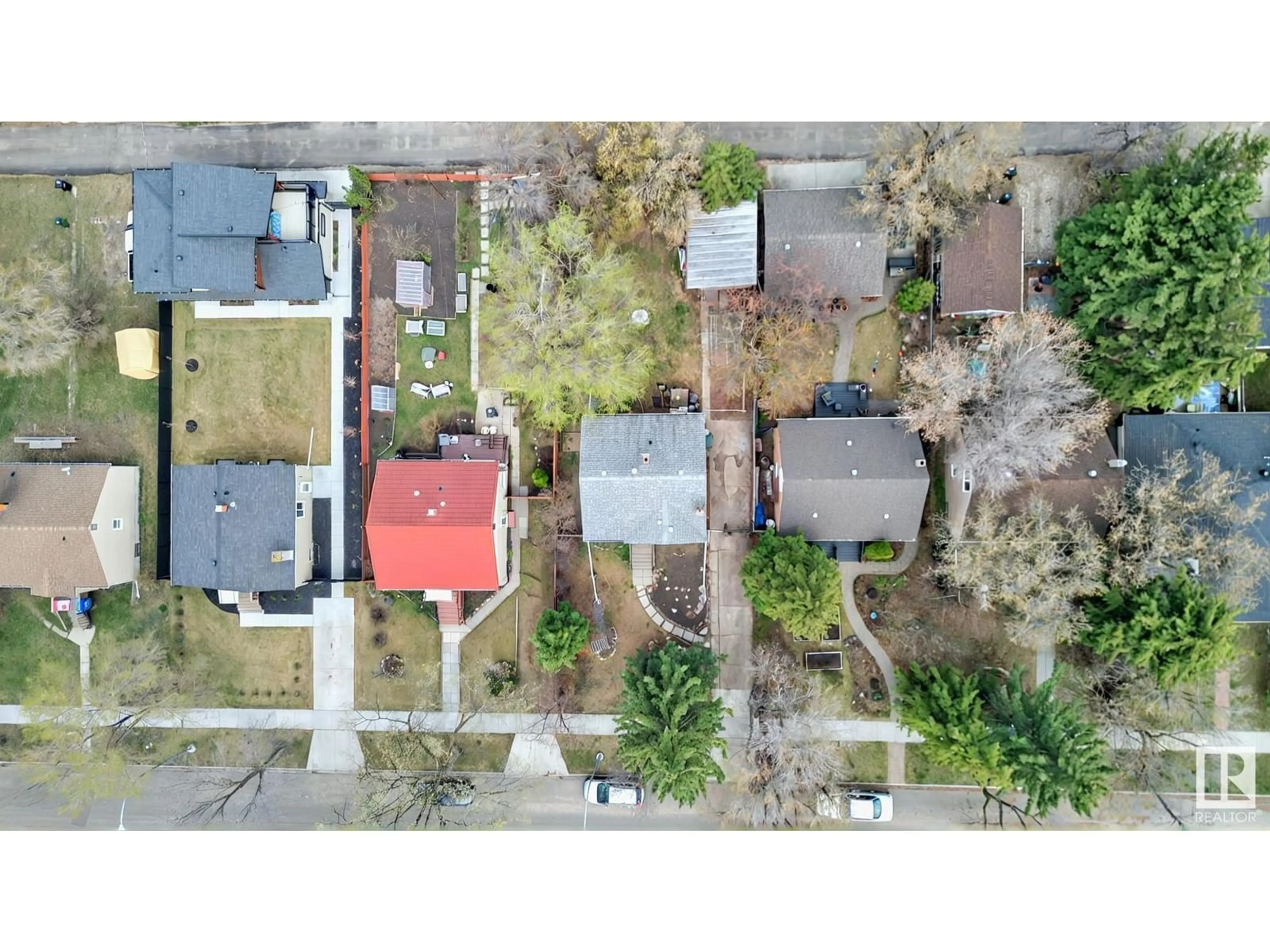 A pic from outside/outdoor area/front of a property/back of a property/a pic from drone, street for 10934 67 AV, Edmonton Alberta T6H2A4