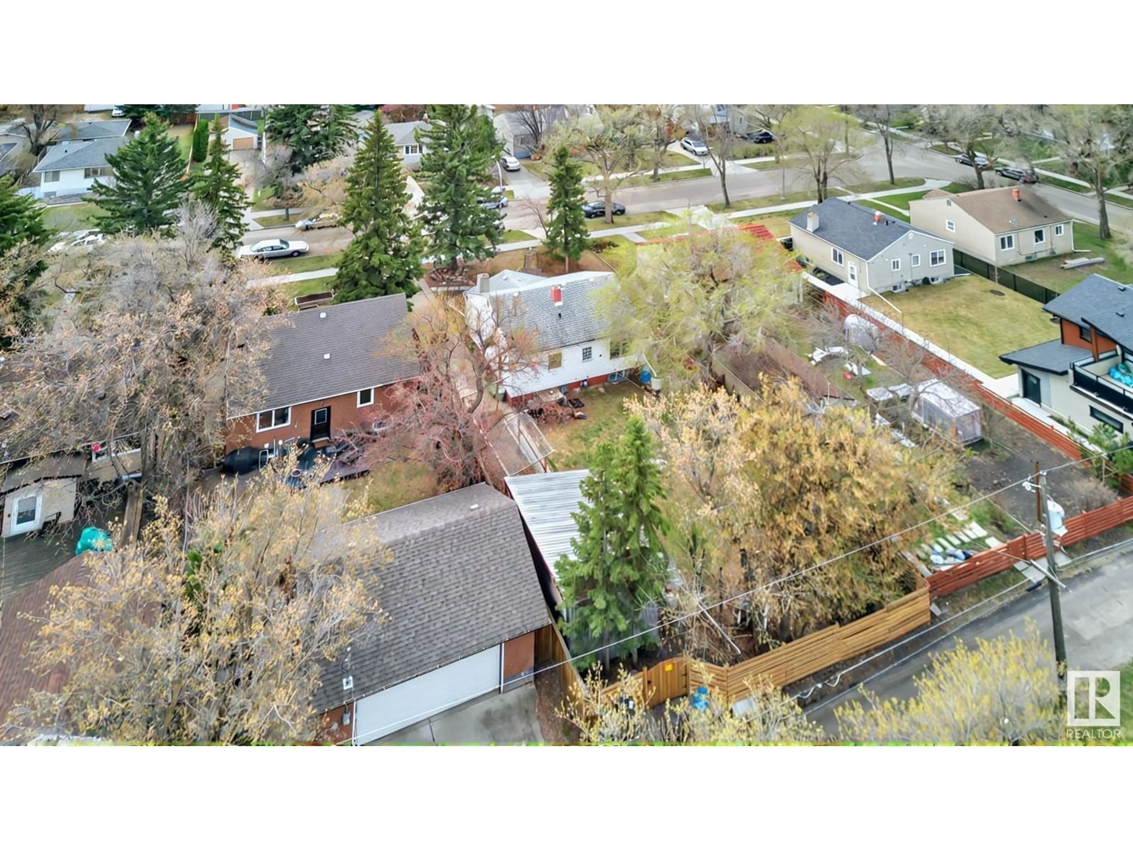 A pic from outside/outdoor area/front of a property/back of a property/a pic from drone, street for 10934 67 AV, Edmonton Alberta T6H2A4
