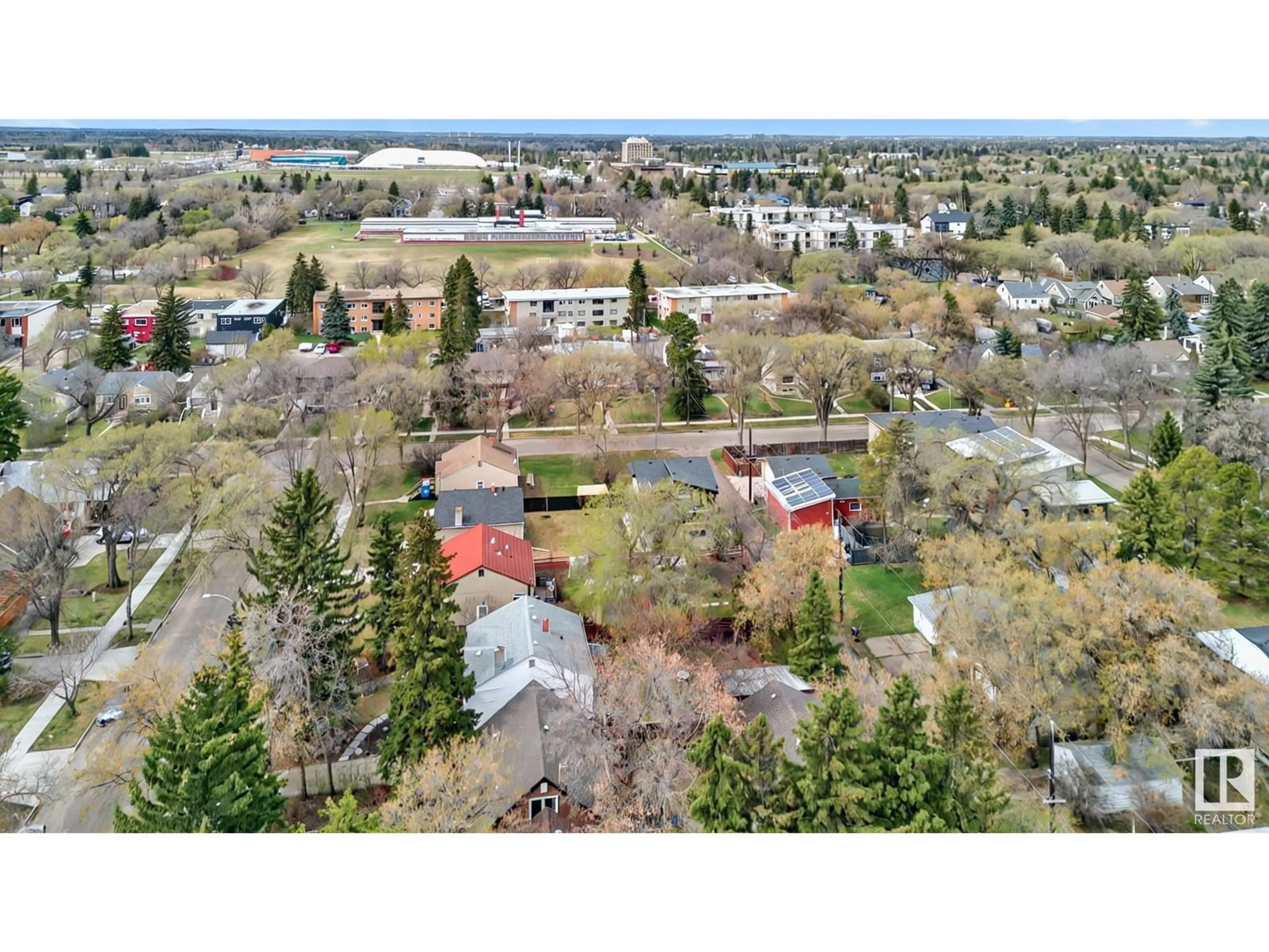 A pic from outside/outdoor area/front of a property/back of a property/a pic from drone, unknown for 10934 67 AV, Edmonton Alberta T6H2A4