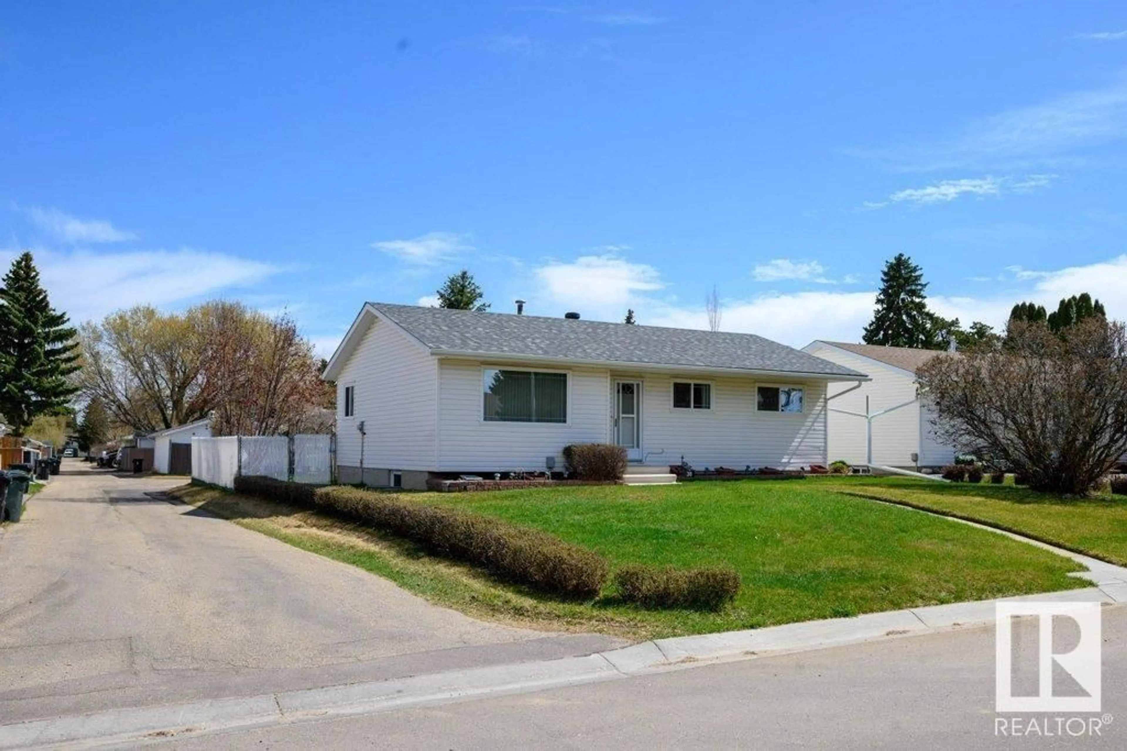 Home with vinyl exterior material, street for 38 BALMORAL DR, Spruce Grove Alberta T7X1C8