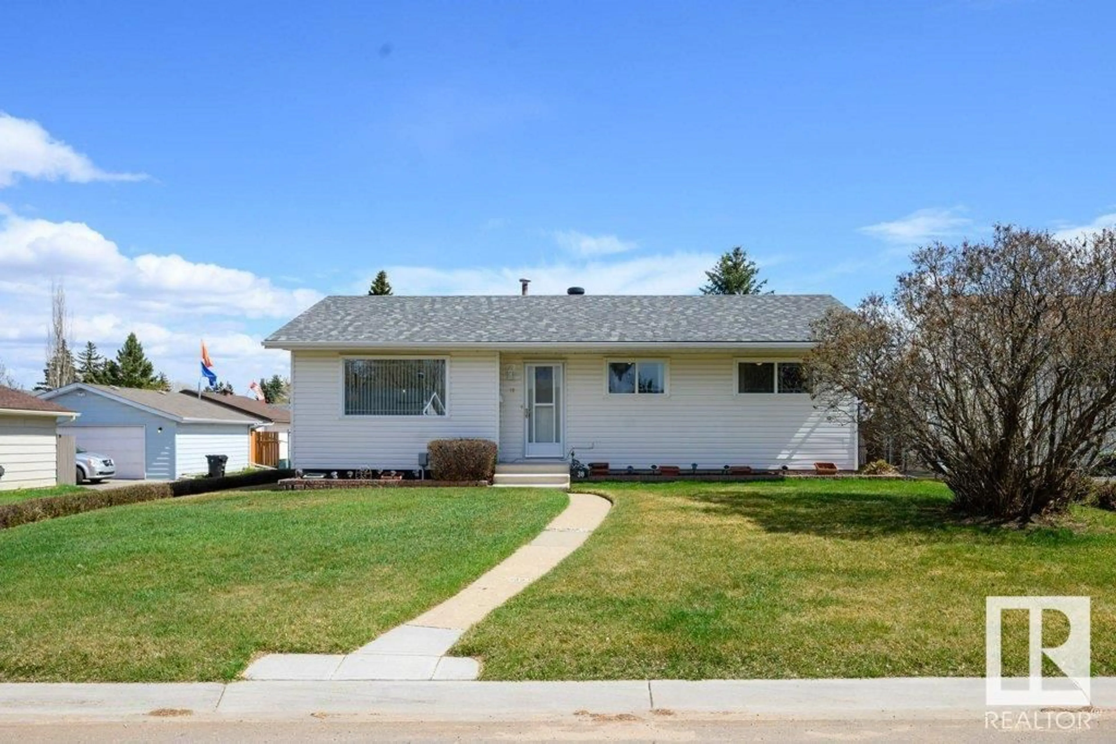 Home with vinyl exterior material, street for 38 BALMORAL DR, Spruce Grove Alberta T7X1C8