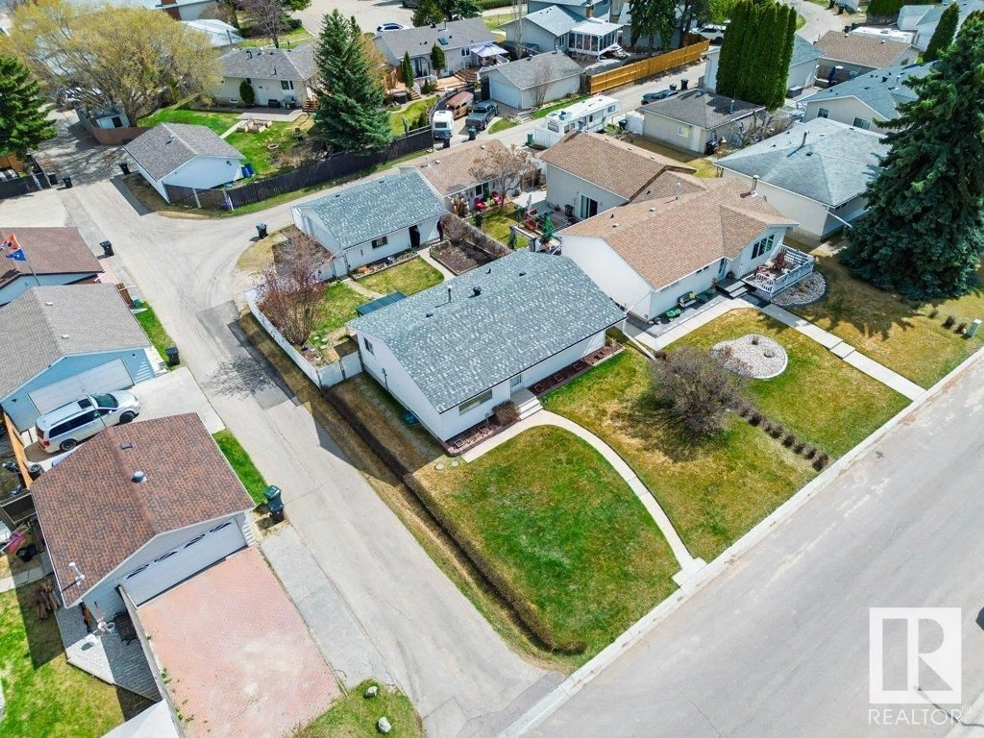 A pic from outside/outdoor area/front of a property/back of a property/a pic from drone, street for 38 BALMORAL DR, Spruce Grove Alberta T7X1C8
