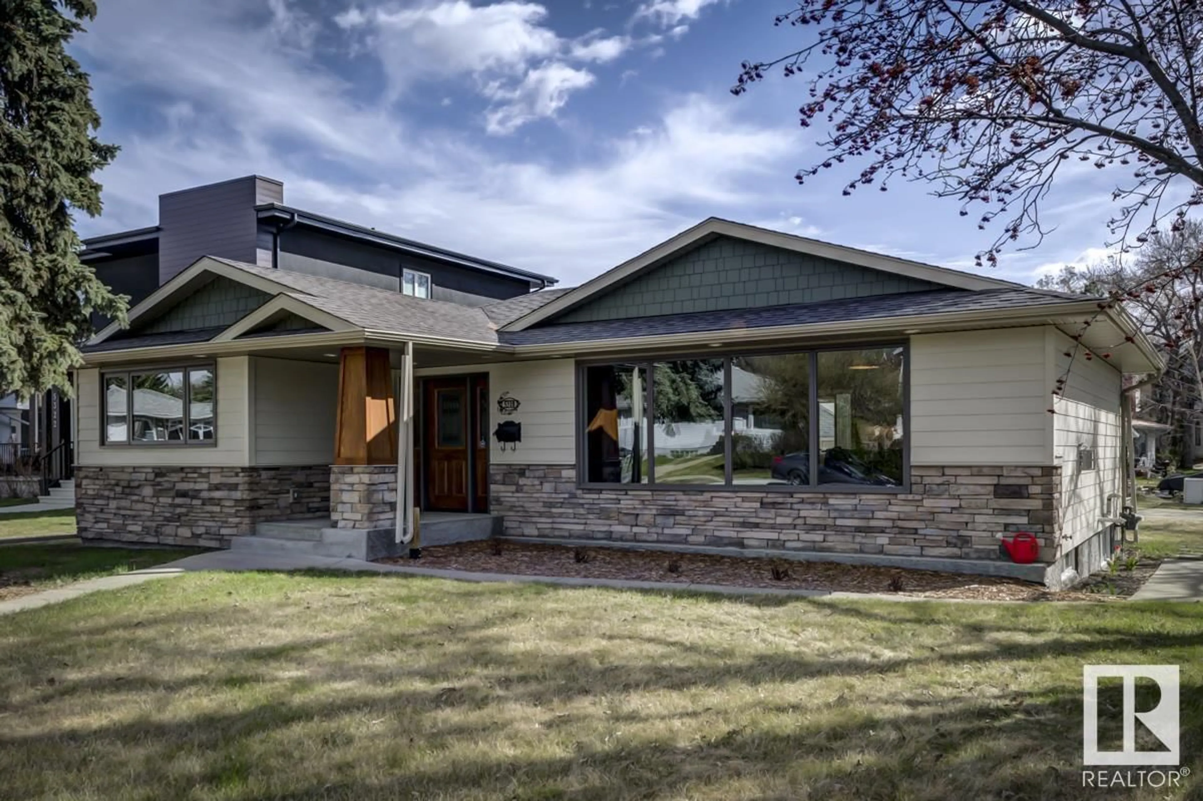 Home with vinyl exterior material, unknown for 5318 111 AV, Edmonton Alberta T5W0K5