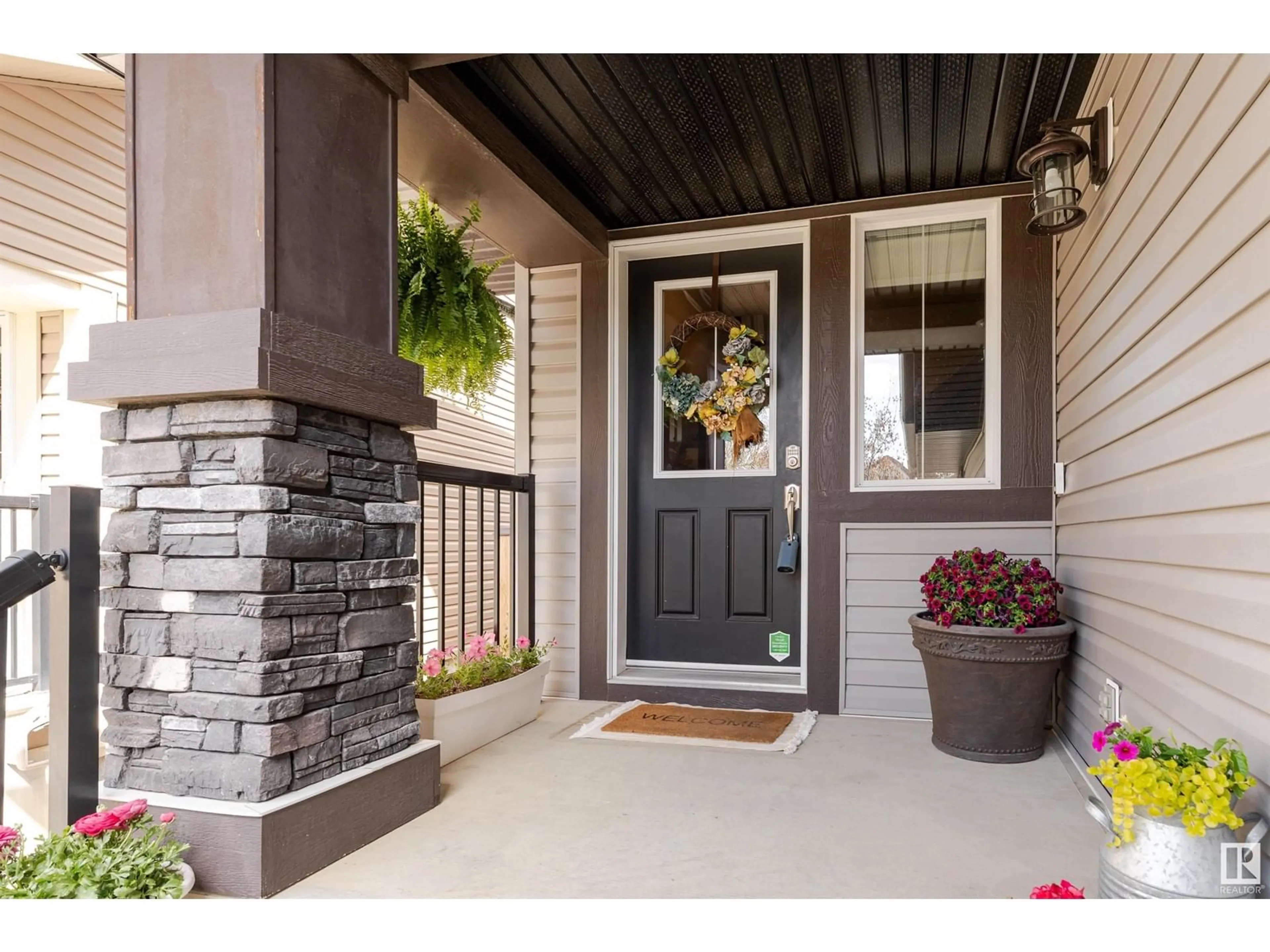 Indoor entryway for 4088 SUMMERLAND DR, Sherwood Park Alberta T8H0R1