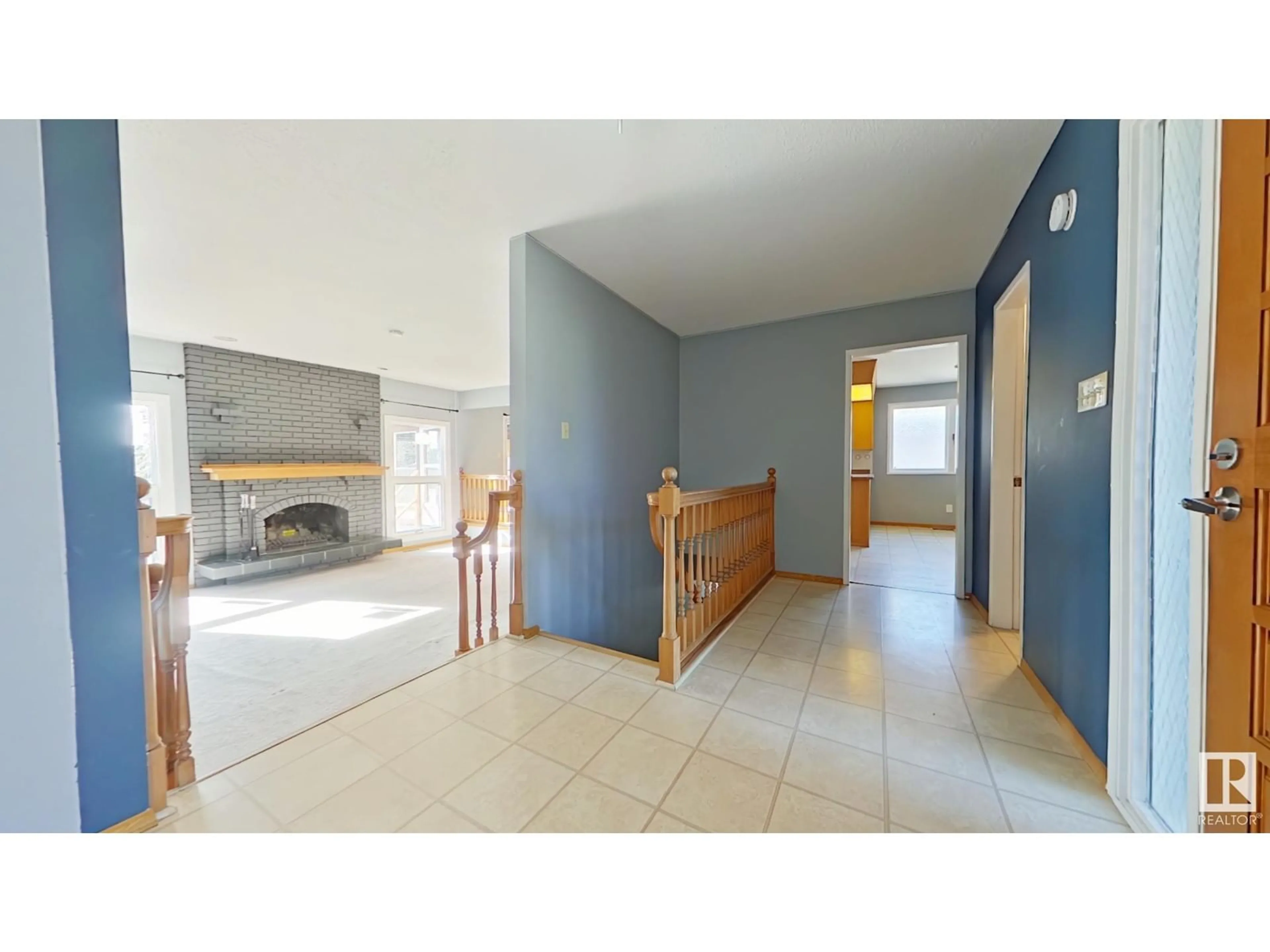 Indoor foyer for NW - 2722 104A ST, Edmonton Alberta T6J4C3