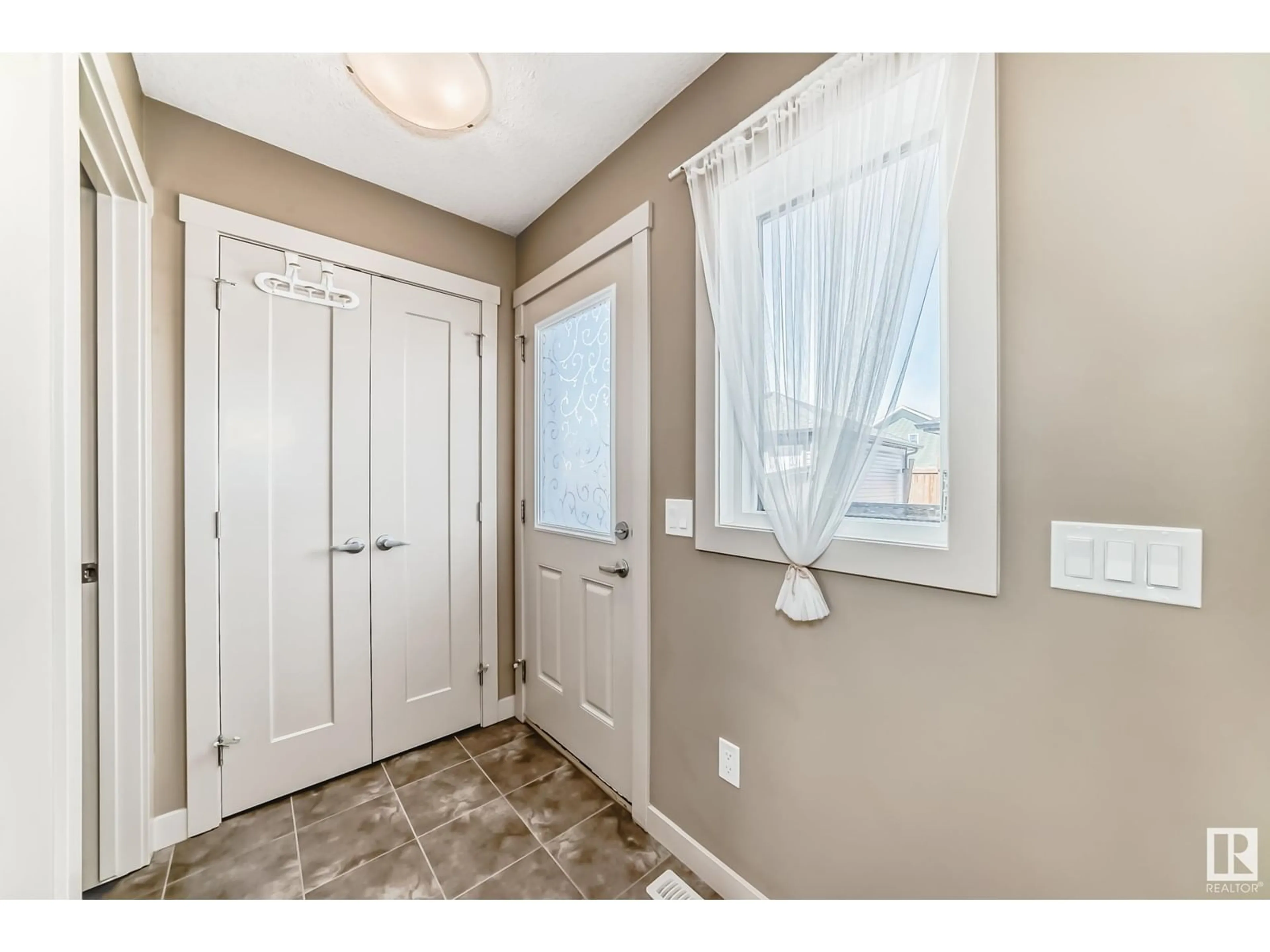 Indoor entryway for 2333 CASEY CR, Edmonton Alberta T6W3M9
